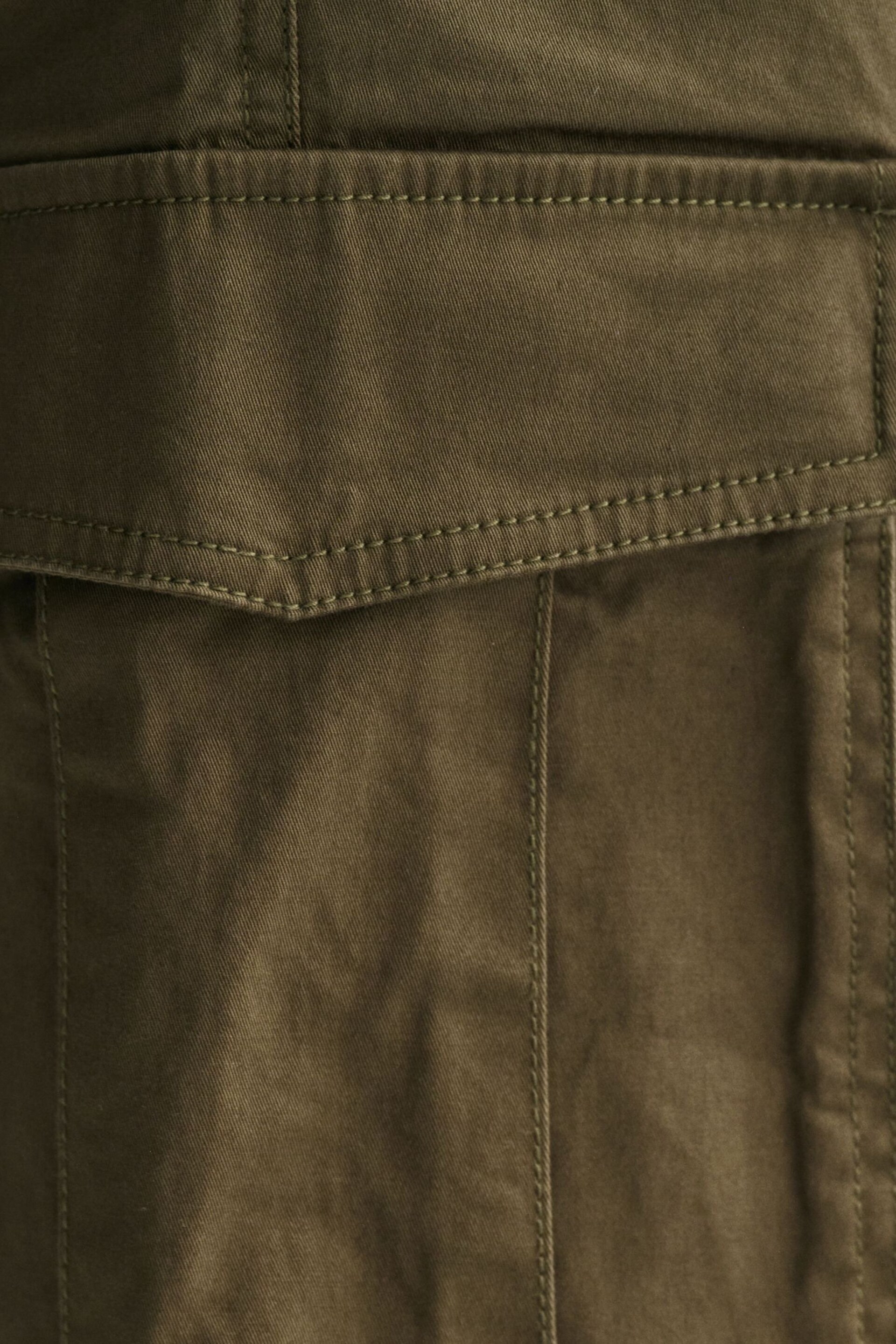 GANT Green Relaxed Twill Cargo Shorts - Image 9 of 9