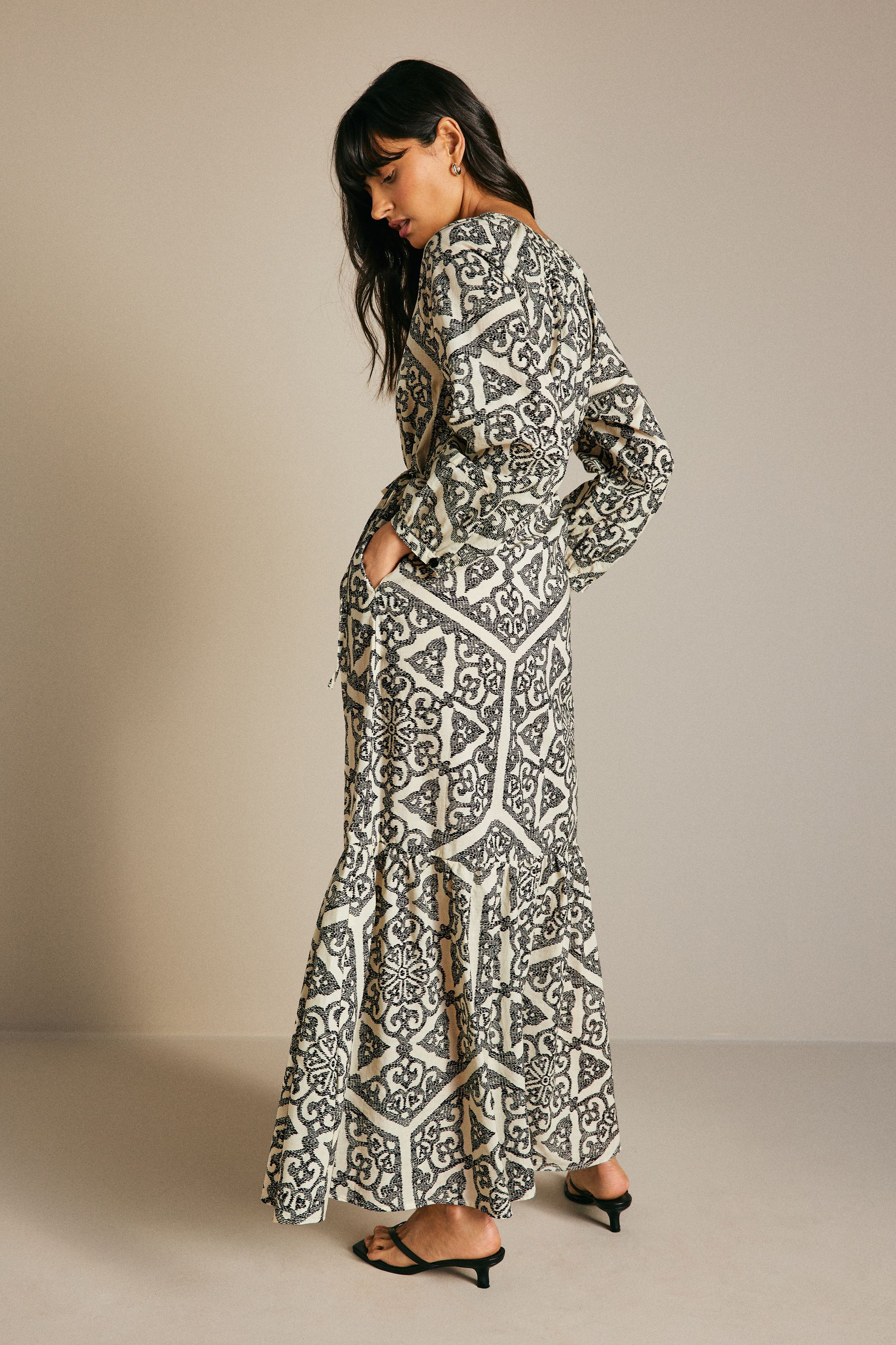 Black and white long dress with sleeves 2025
