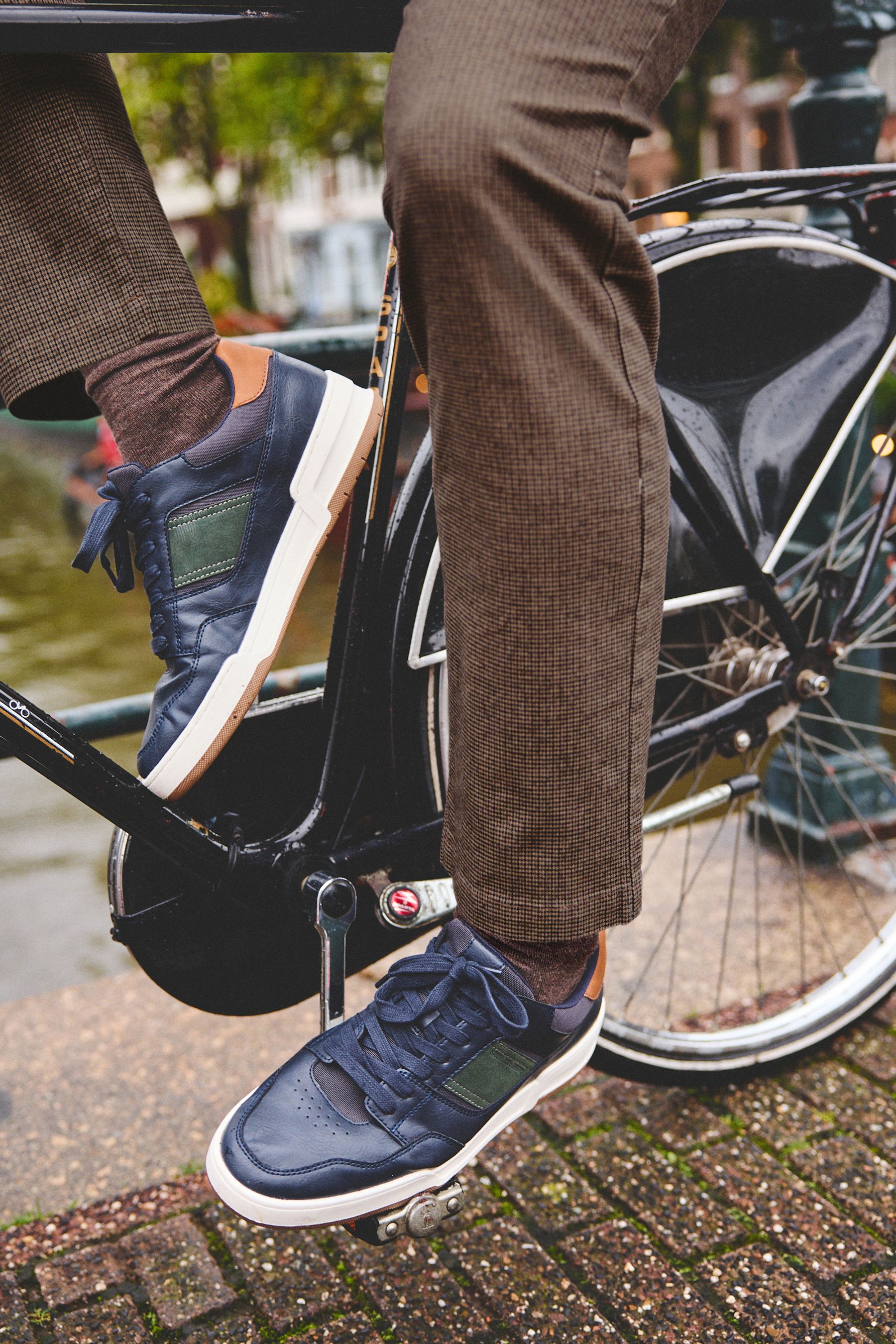 Mens navy smart trainers top