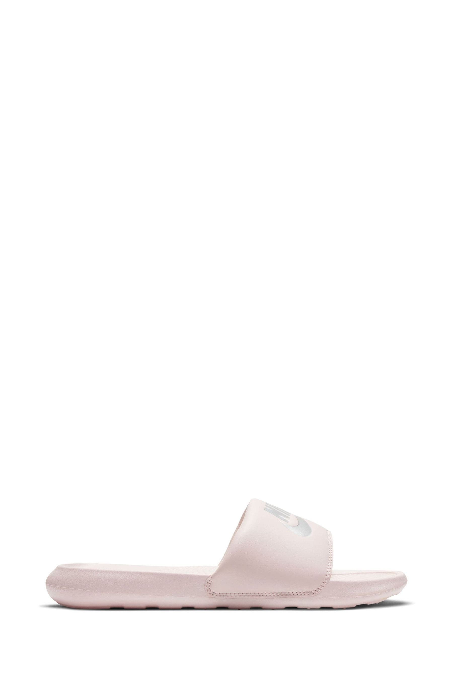 Pink and white clearance nike flip flops