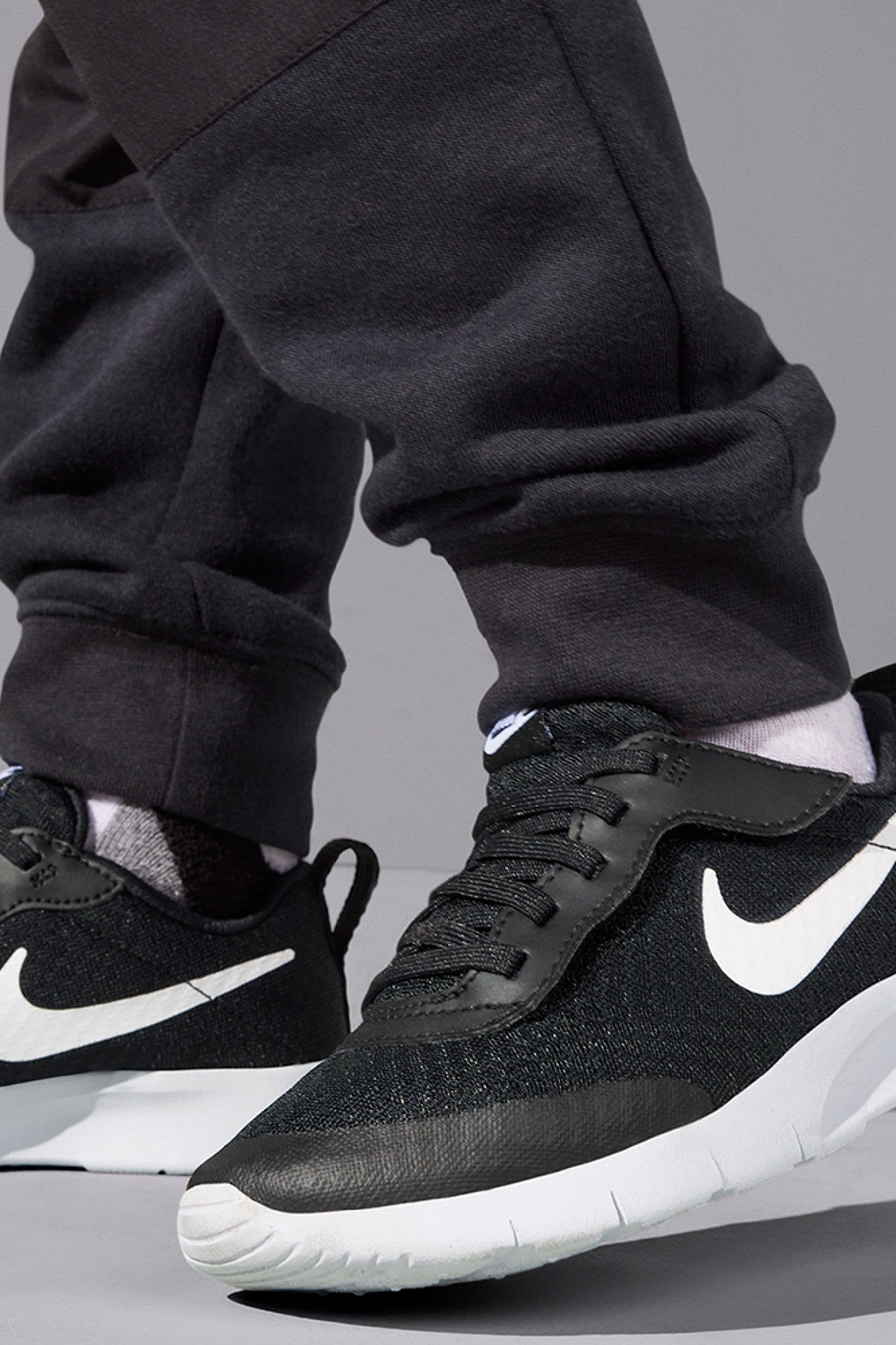 Black and hotsell white nike tanjun