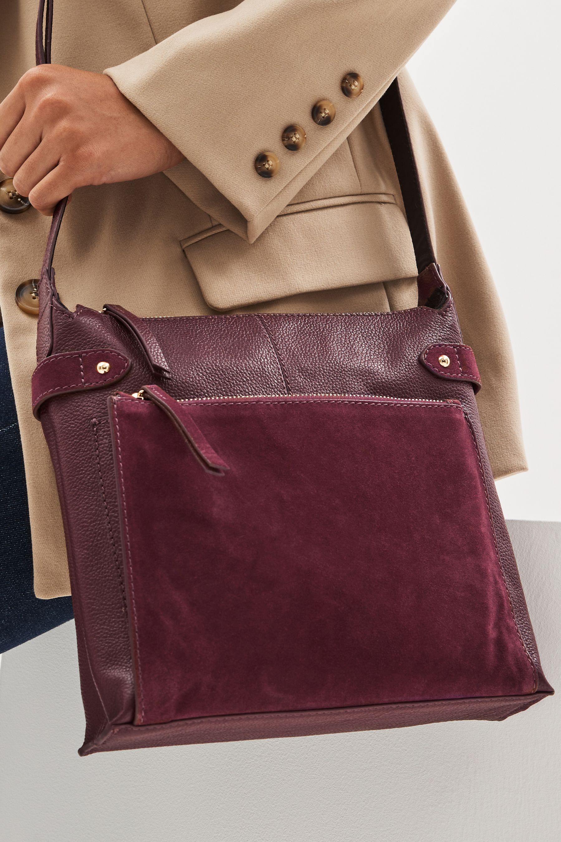 Red leather best sale messenger bag