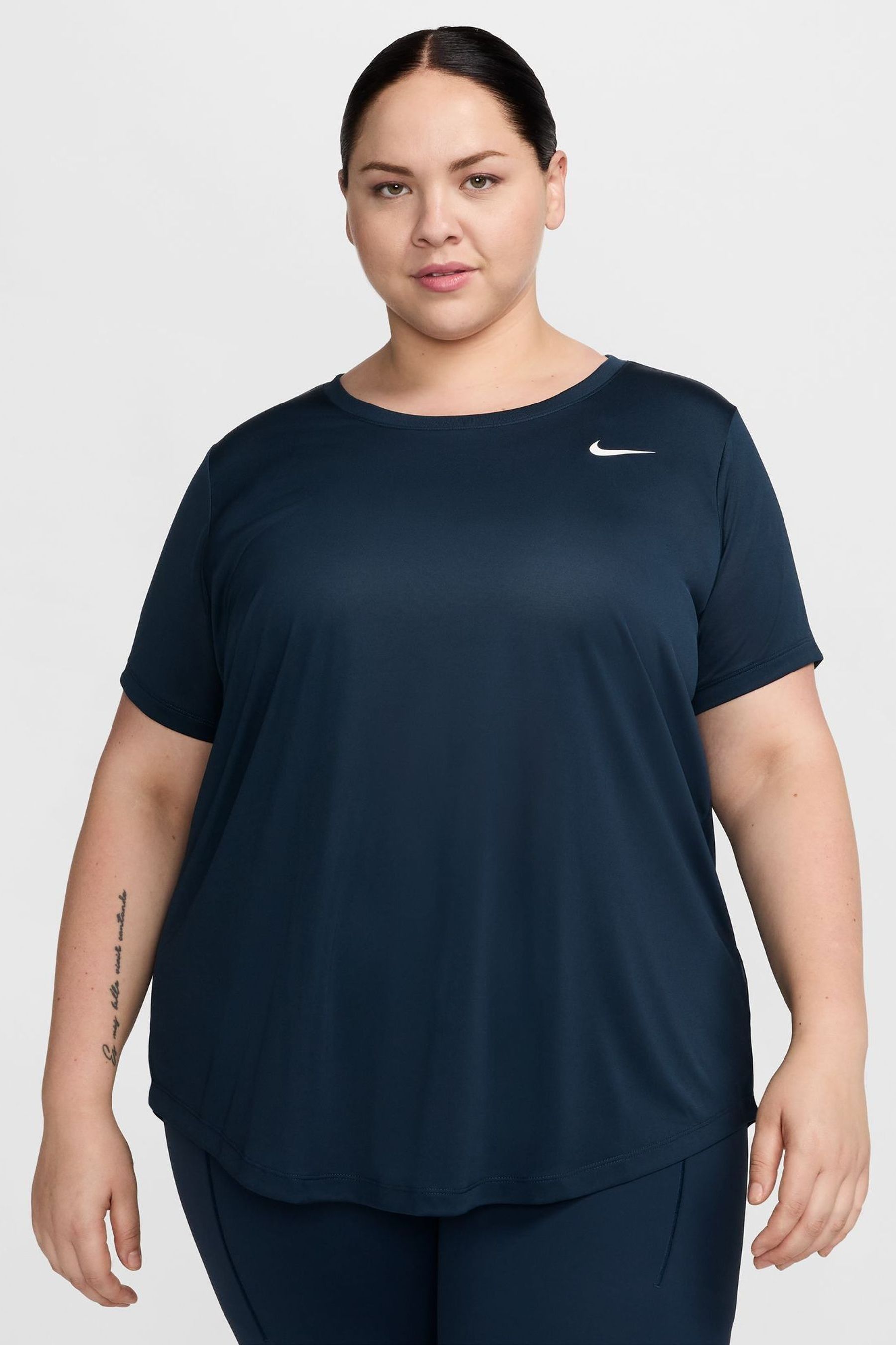 Nike curve t shirt 2025