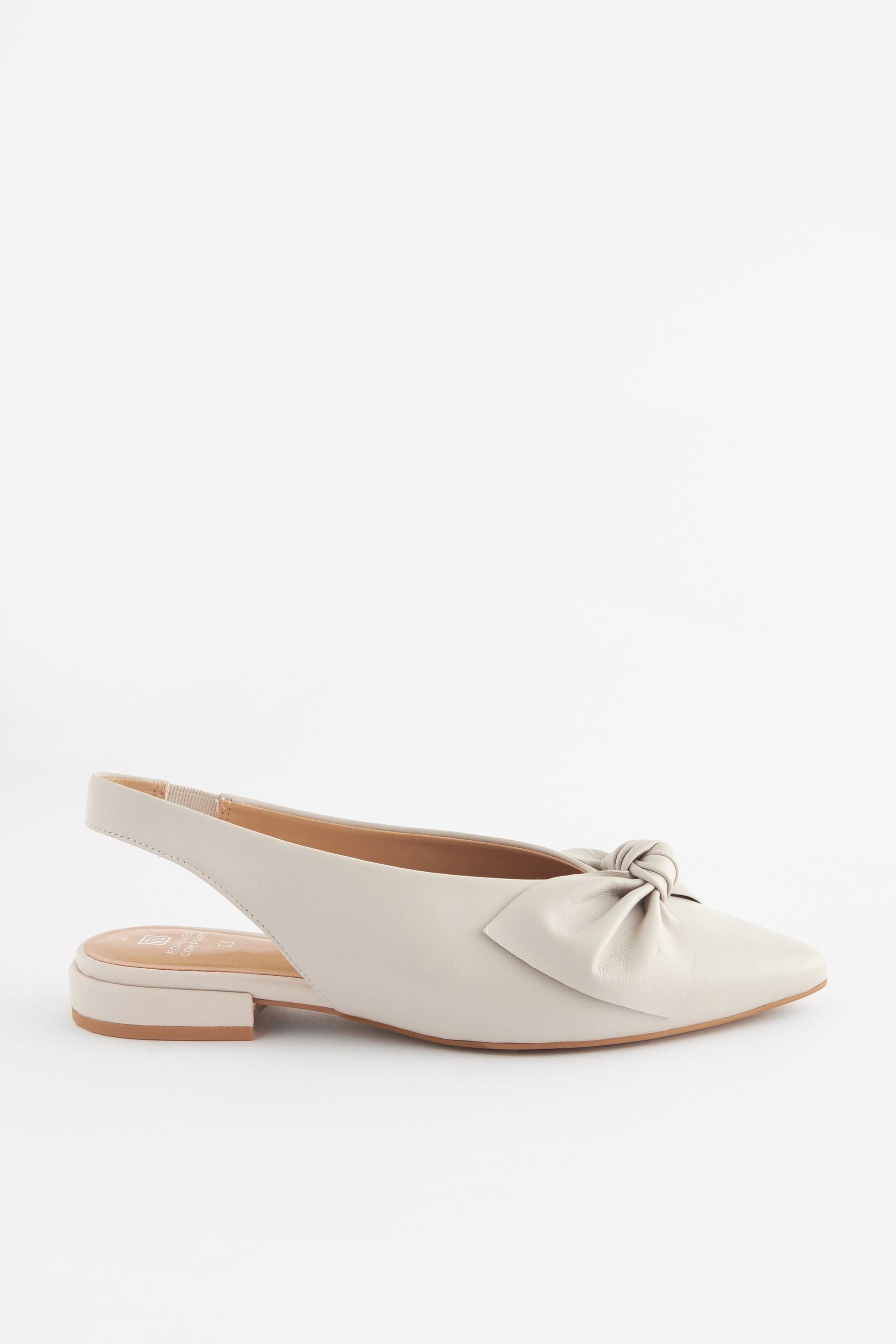 Kaufe Sie CremeweiB Neutral Forever Comfort Lederschuhe mit spitzer Zehenpartie Schleife und Fersenriemen bei Next Deutschland