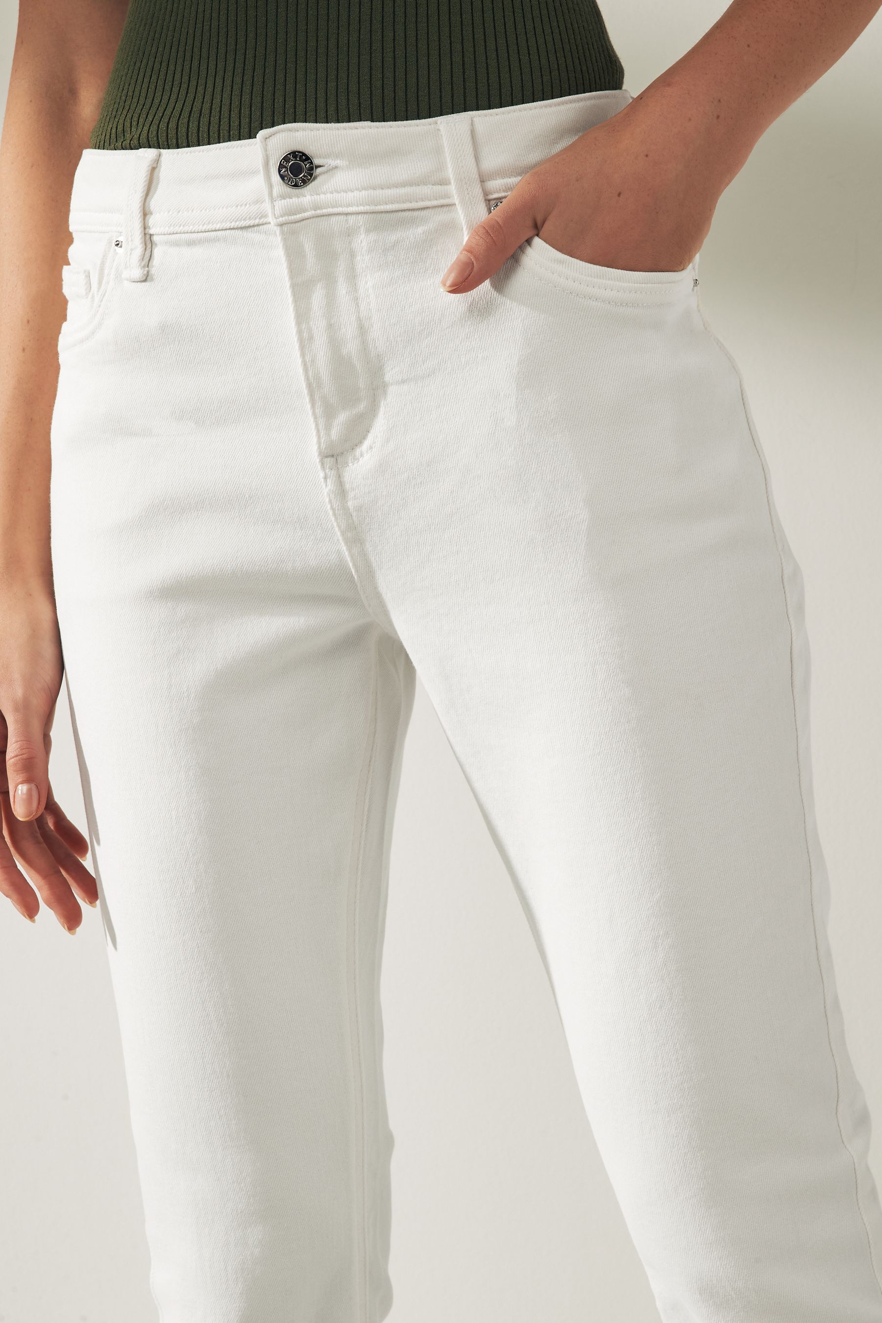 White cropped skinny jeans top