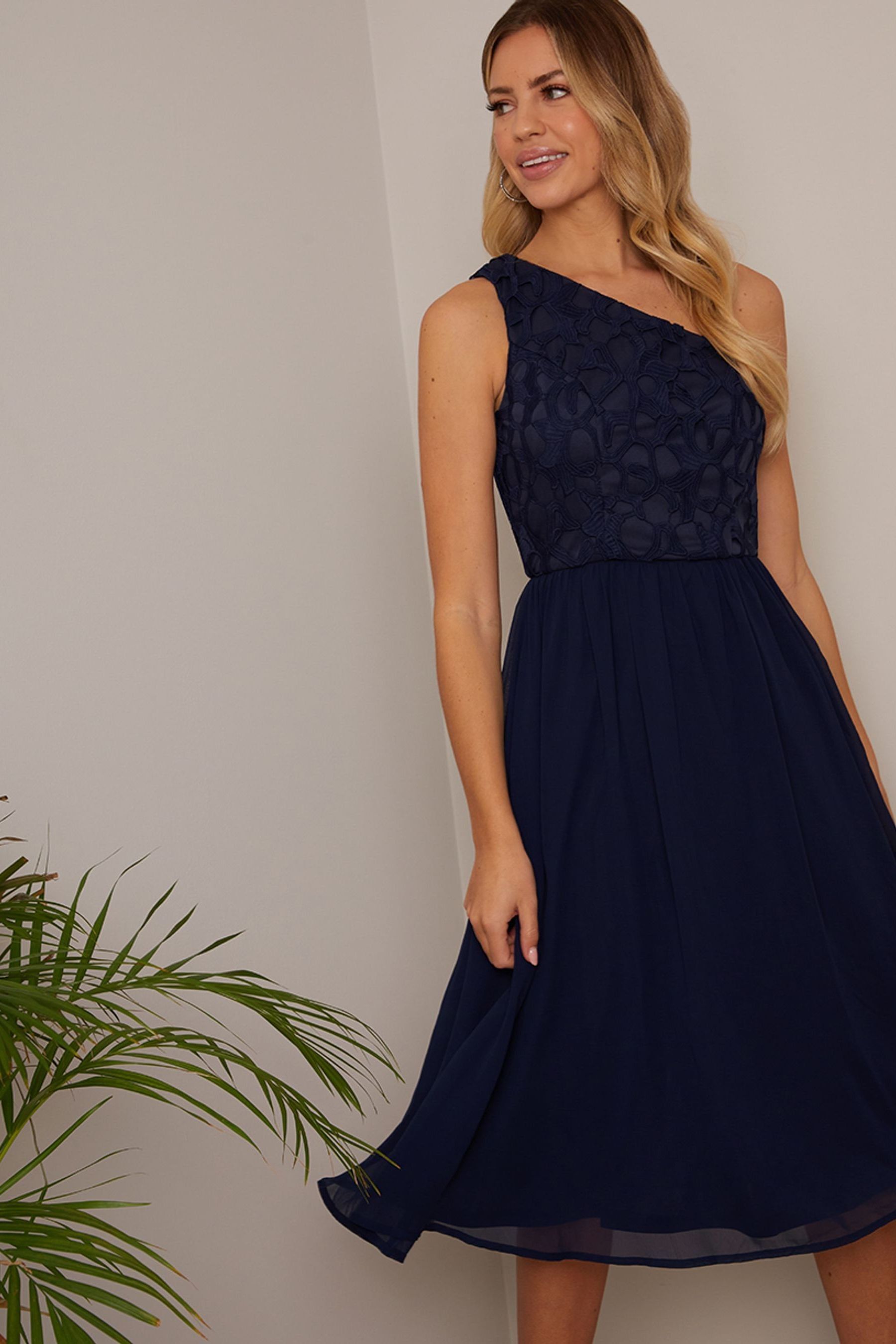 Buy Chi Chi London Robe mi longue en mousseline de dentelle haut de gamme from Next France