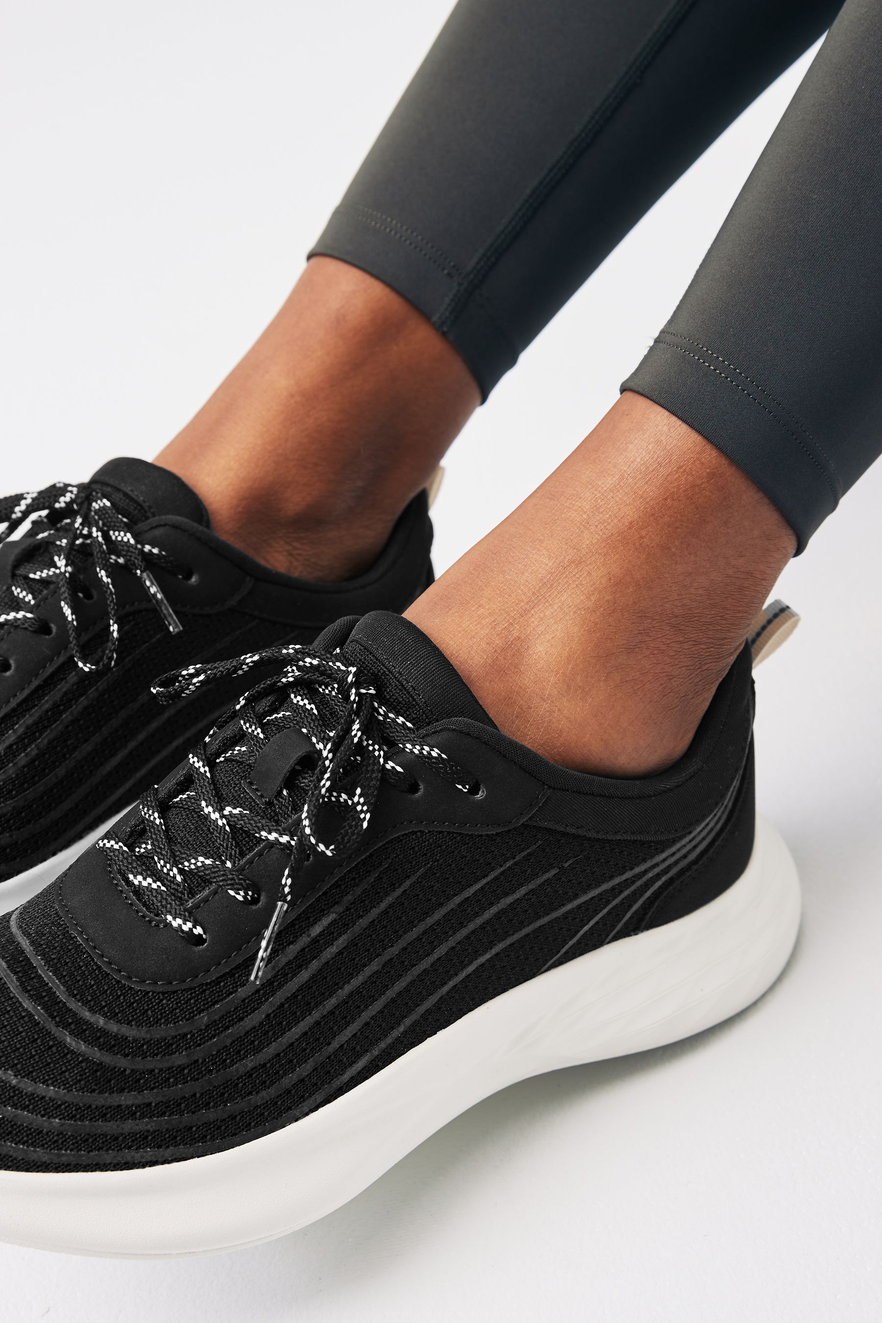 Gym trainers black store