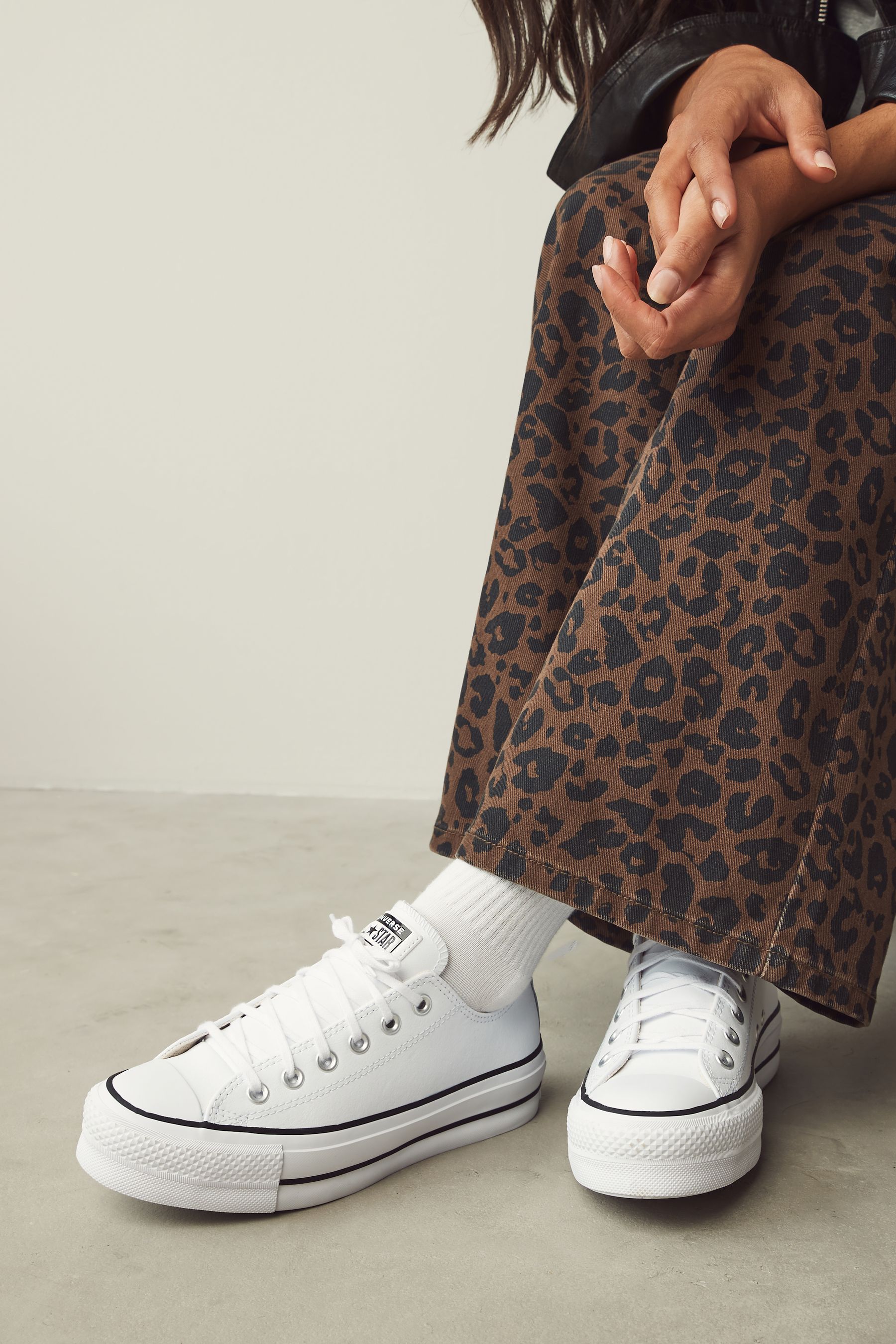 White leather shop low cut converse