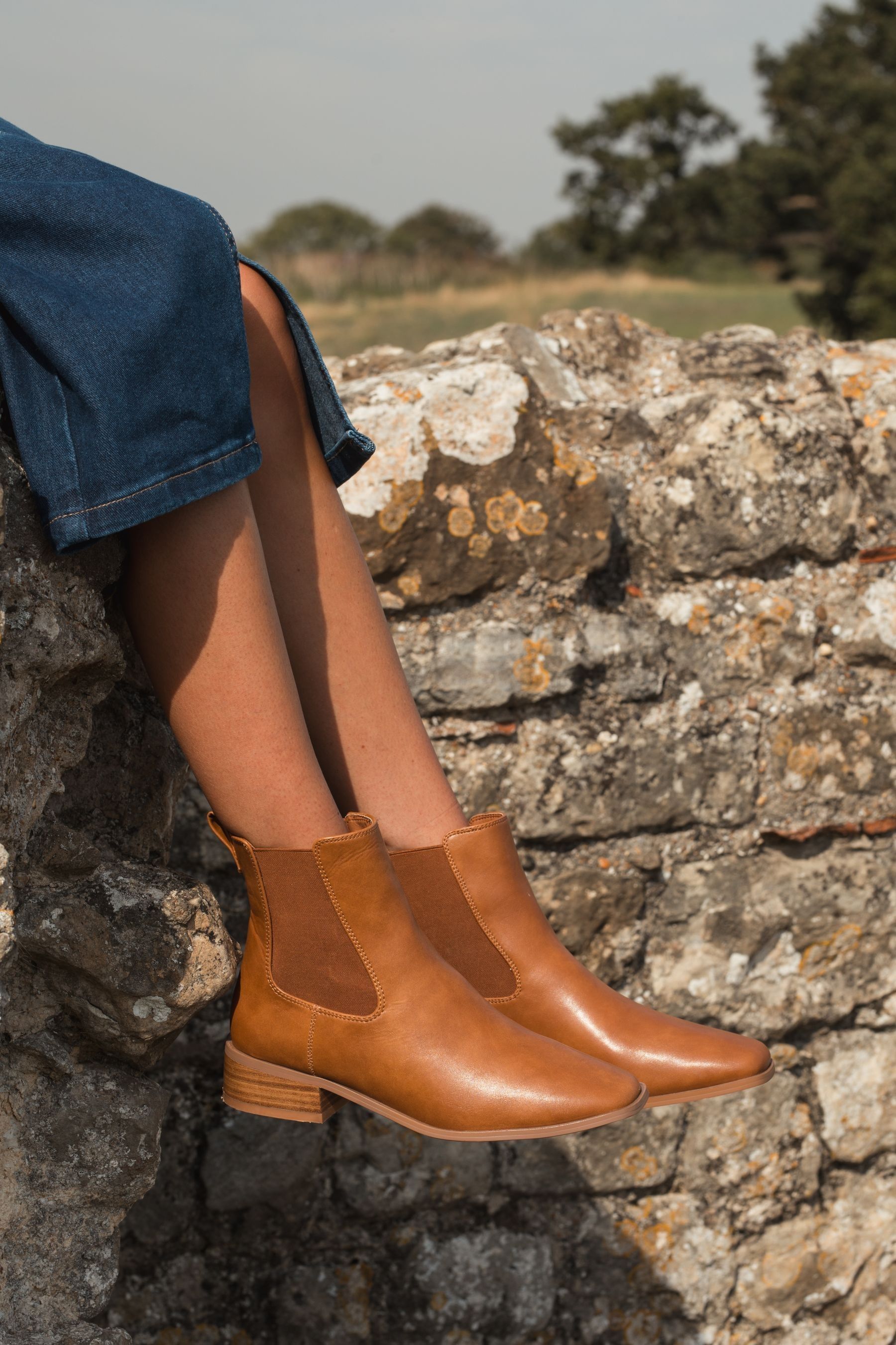 Brown wide hotsell fit chelsea boots