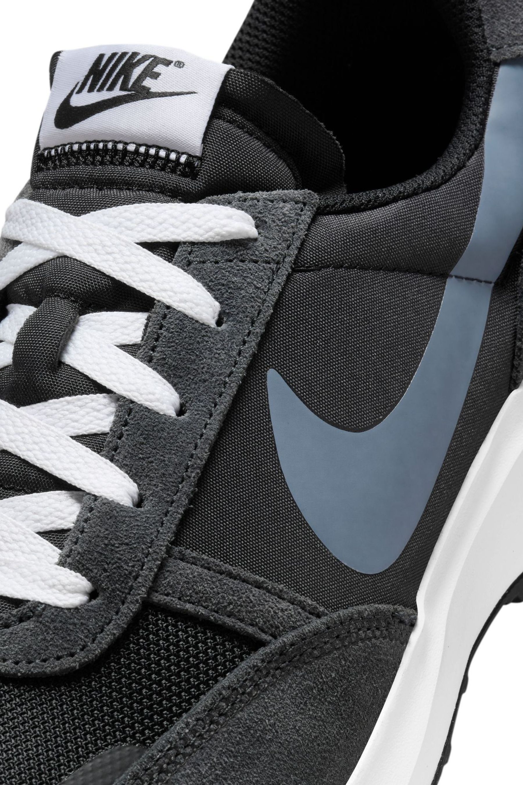 Nike waffle trainer black store