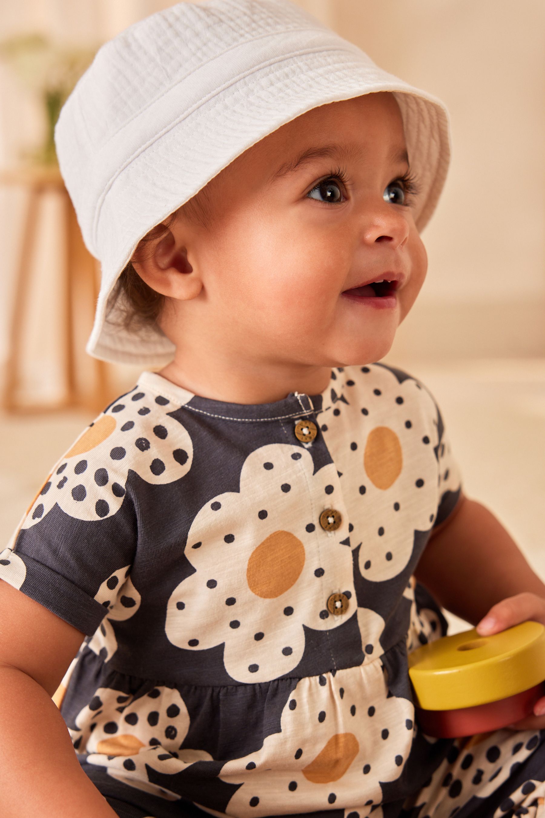 Baby girl white bucket hat hot sale