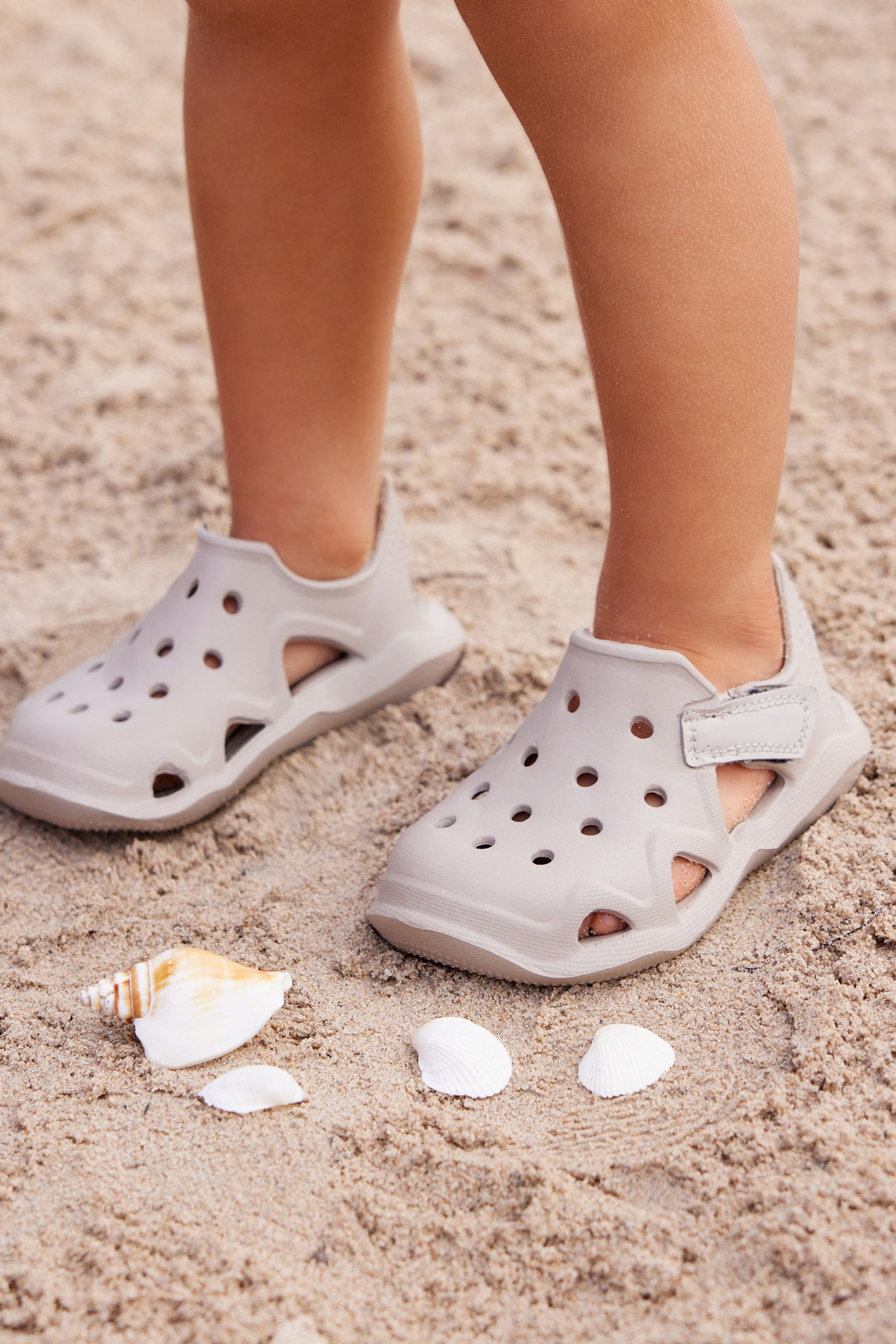 Closed best sale toe clogs