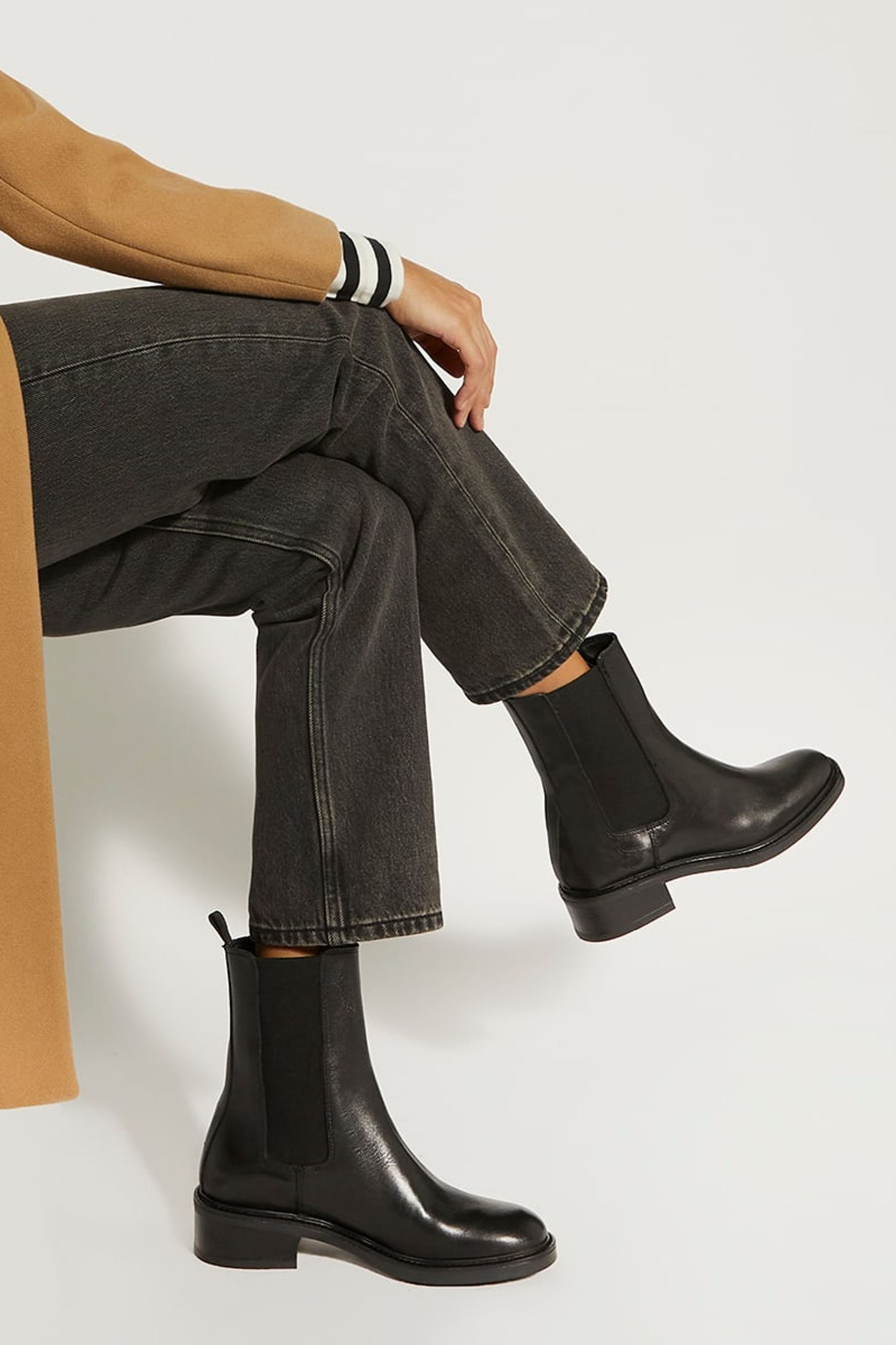 Chelsea boots cleaner top