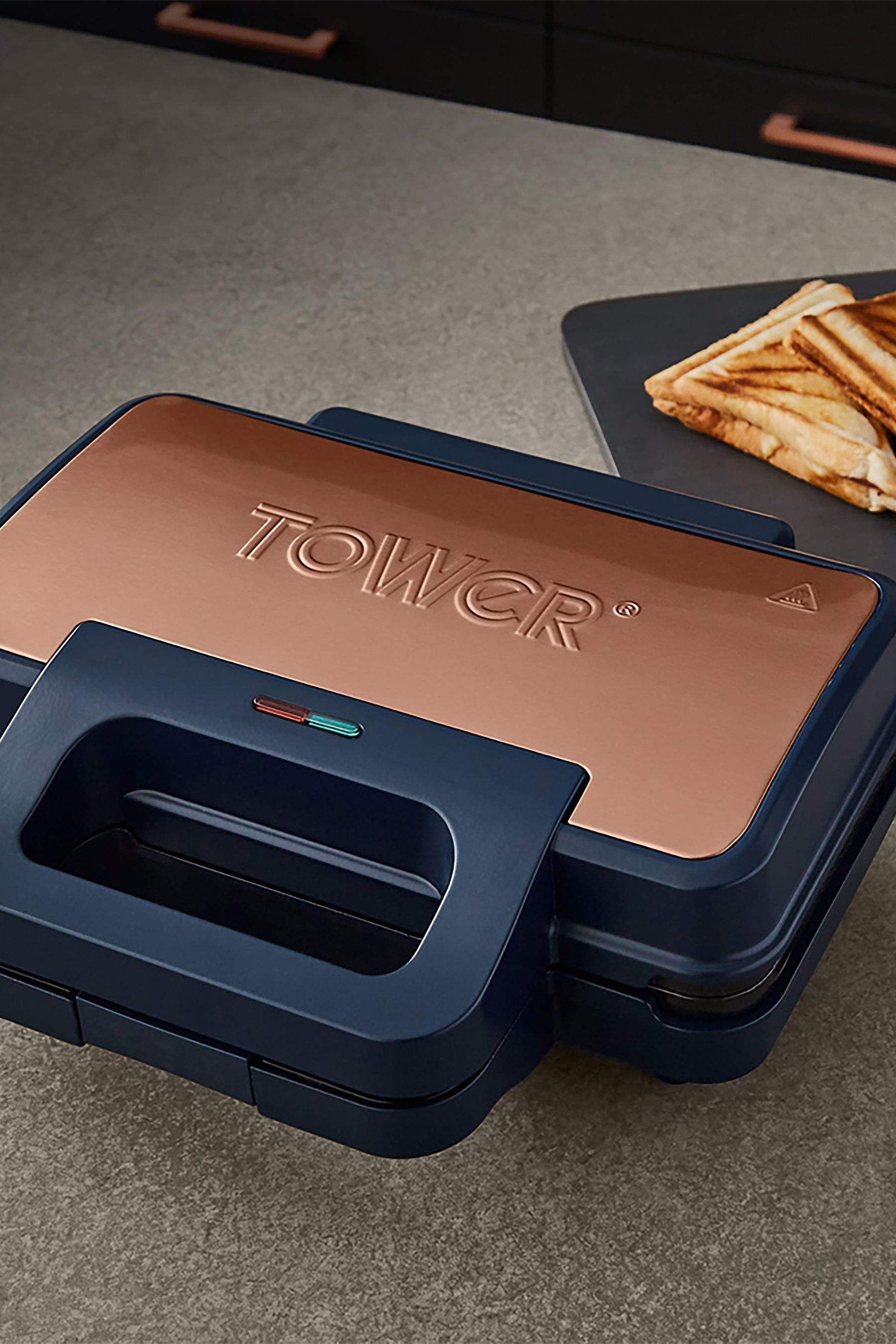 Tower outlet sandwich maker