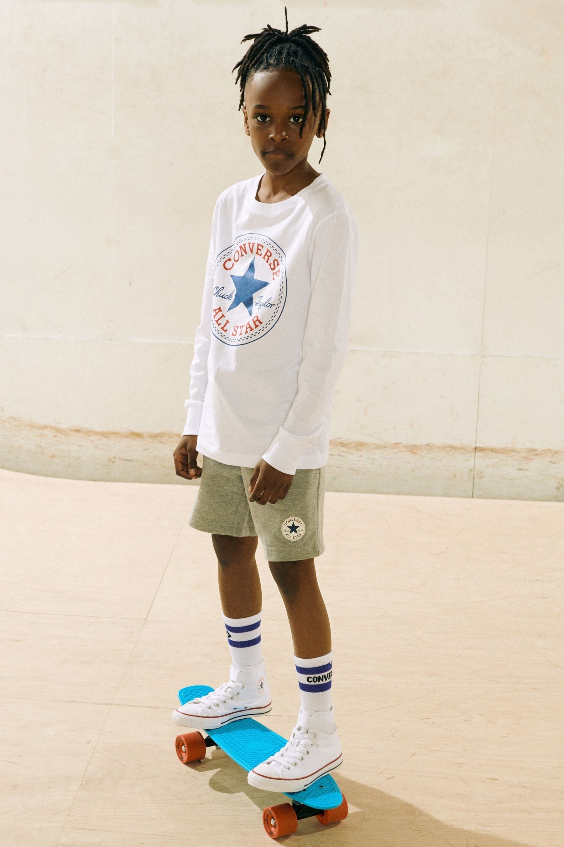 Boys wearing white converse outlet