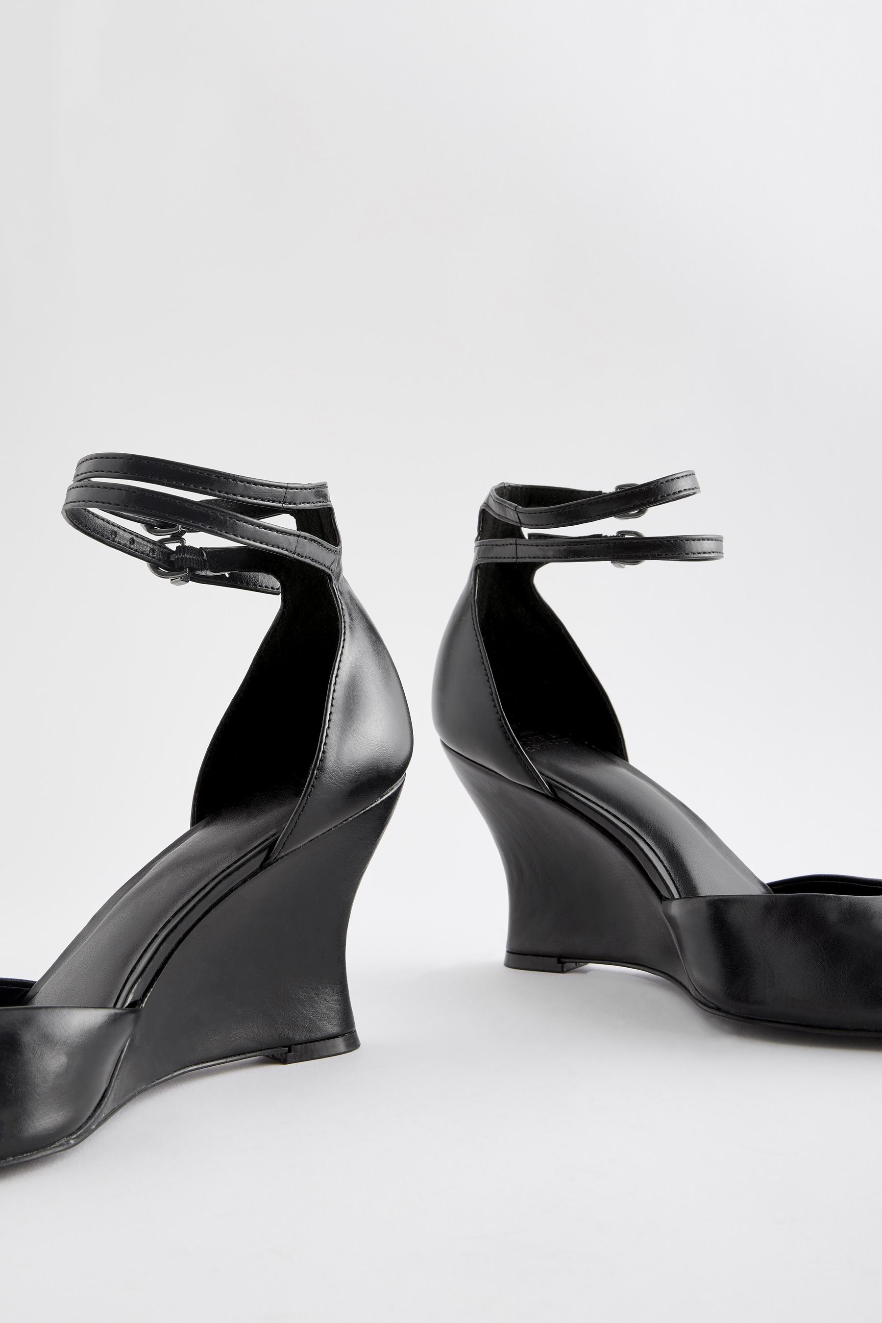 Wedge court shoes with ankle strap 2025