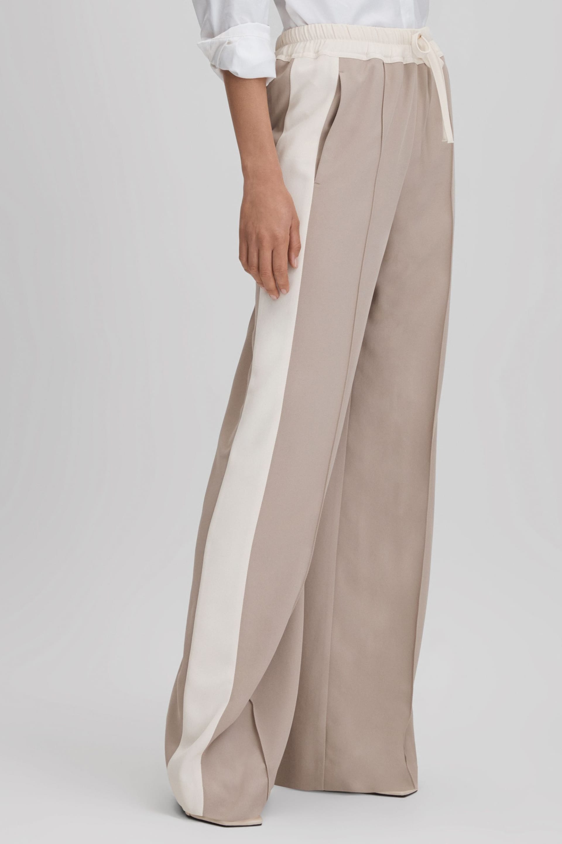 Reiss Natural May Wide Petite Wide Leg Contrast Stripe Drawstring Trousers - Image 3 of 7
