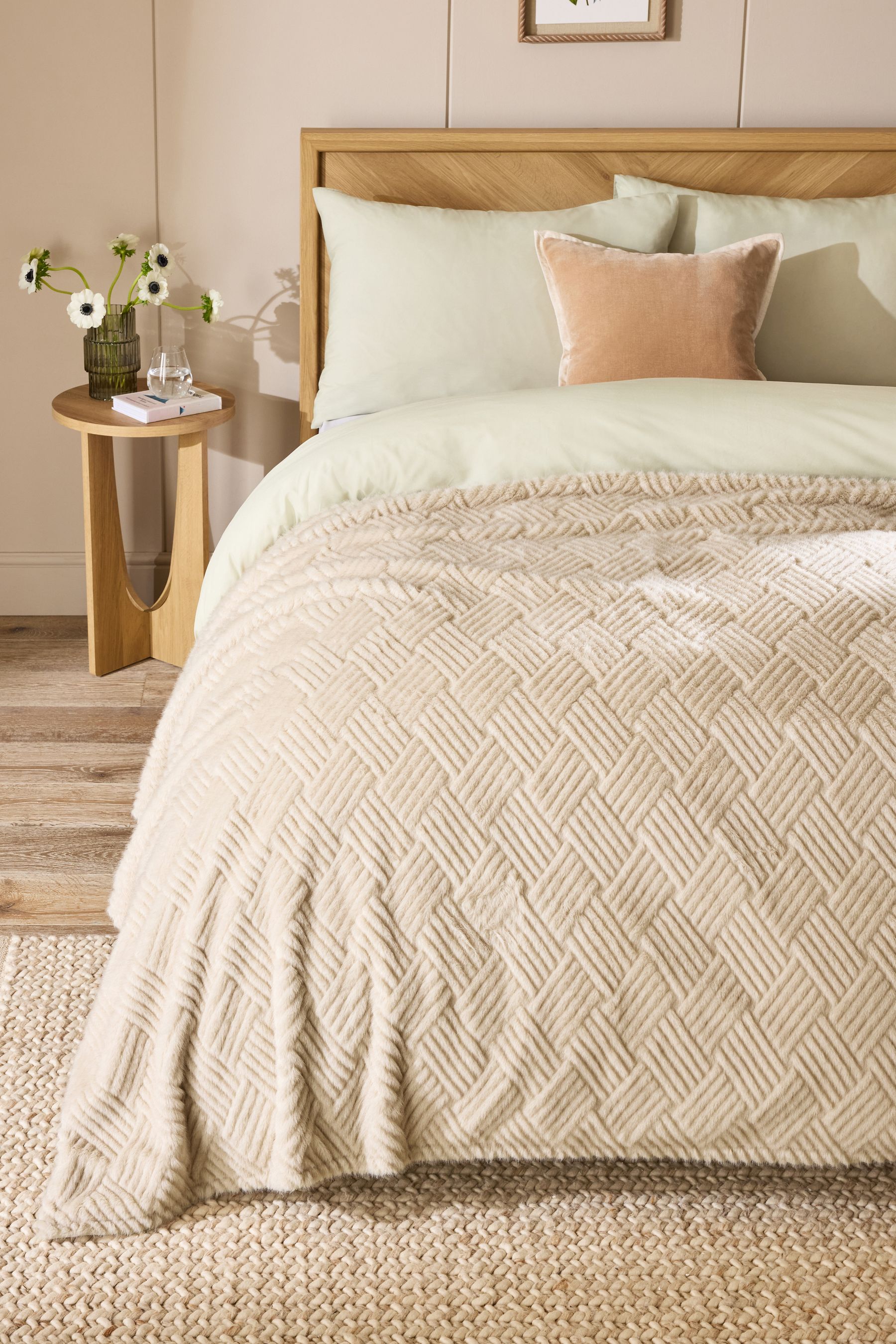 Natural colour bed throw 2025