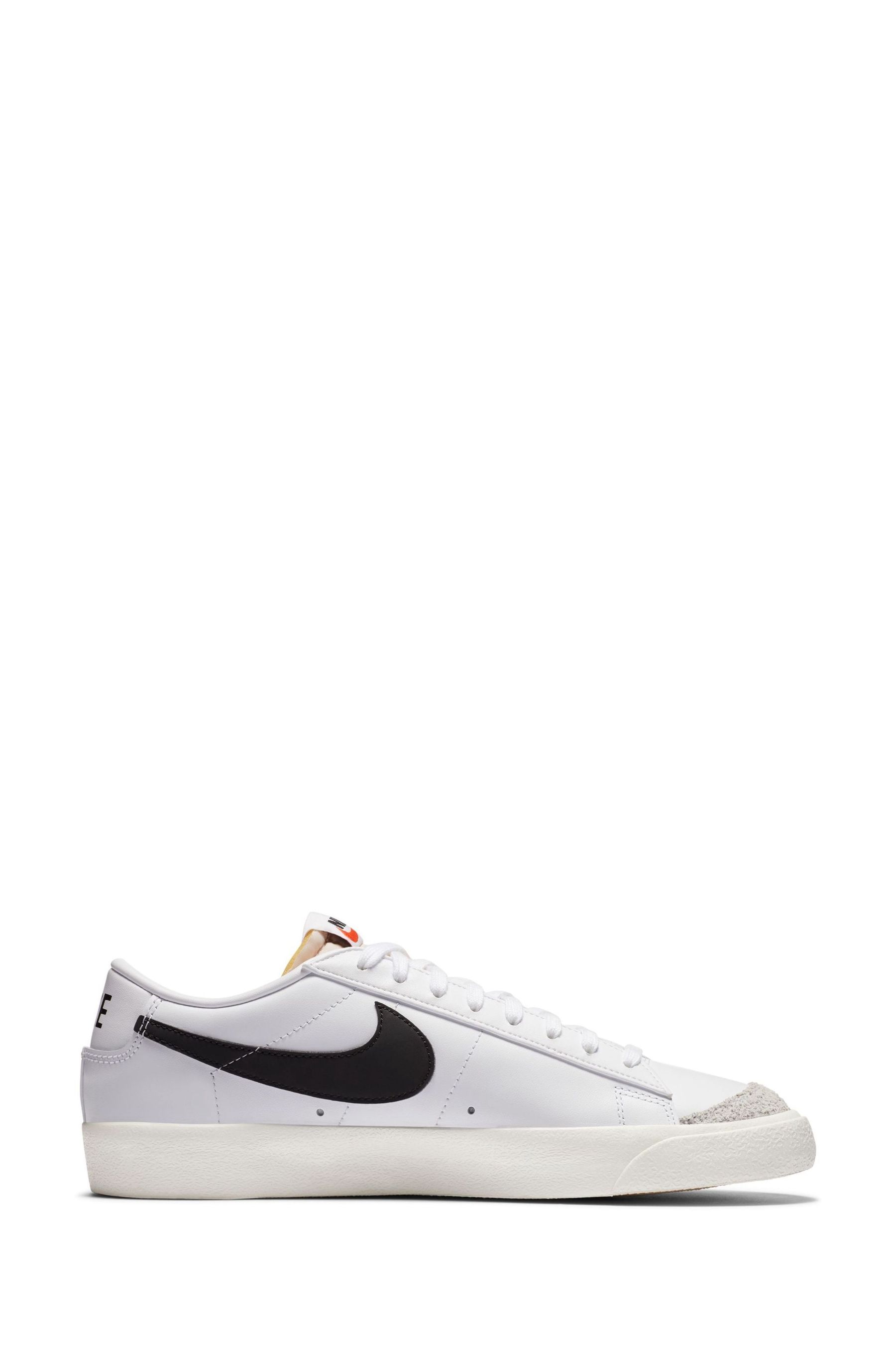 Black and white nike blazers low shop