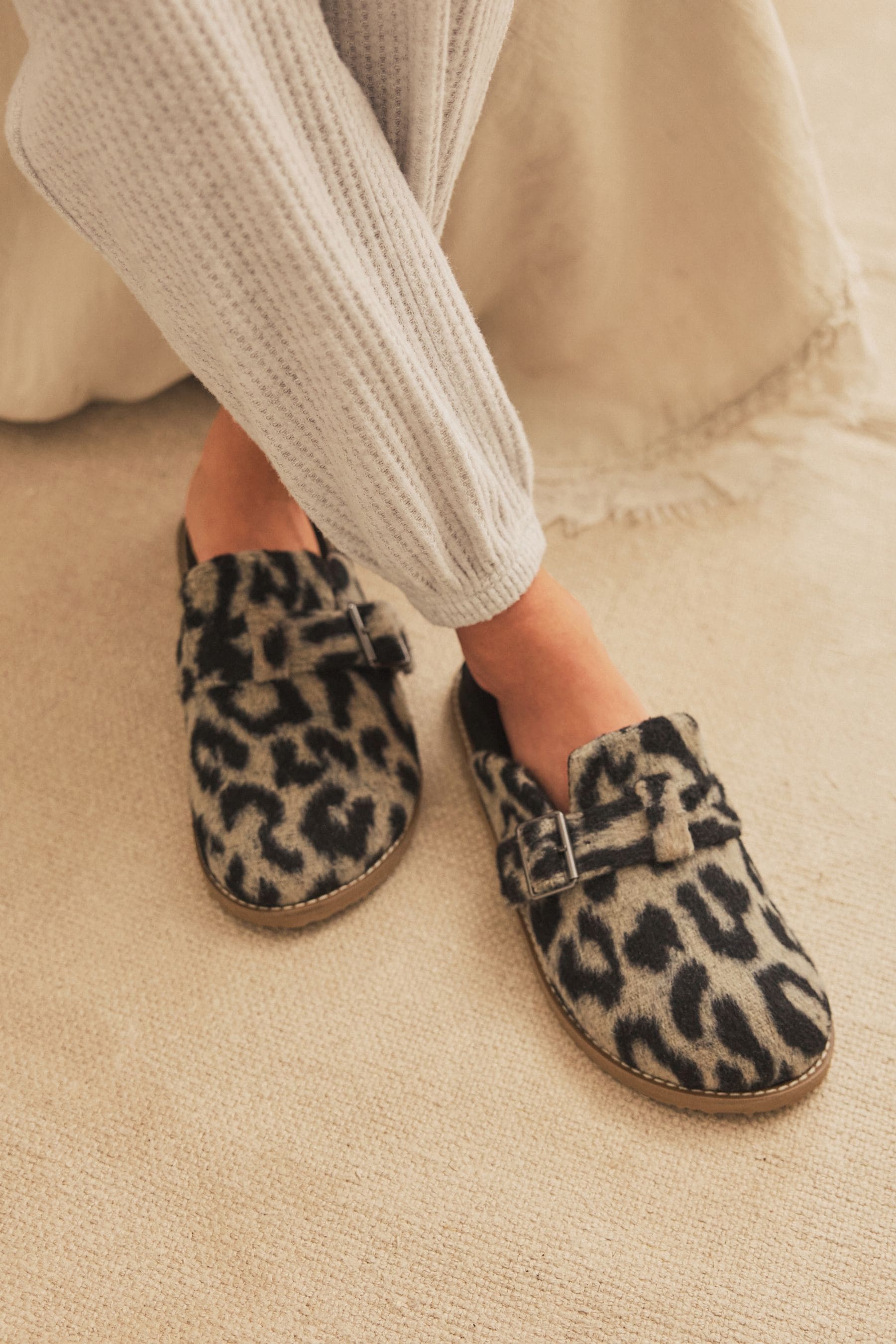 Leapord print slippers shop