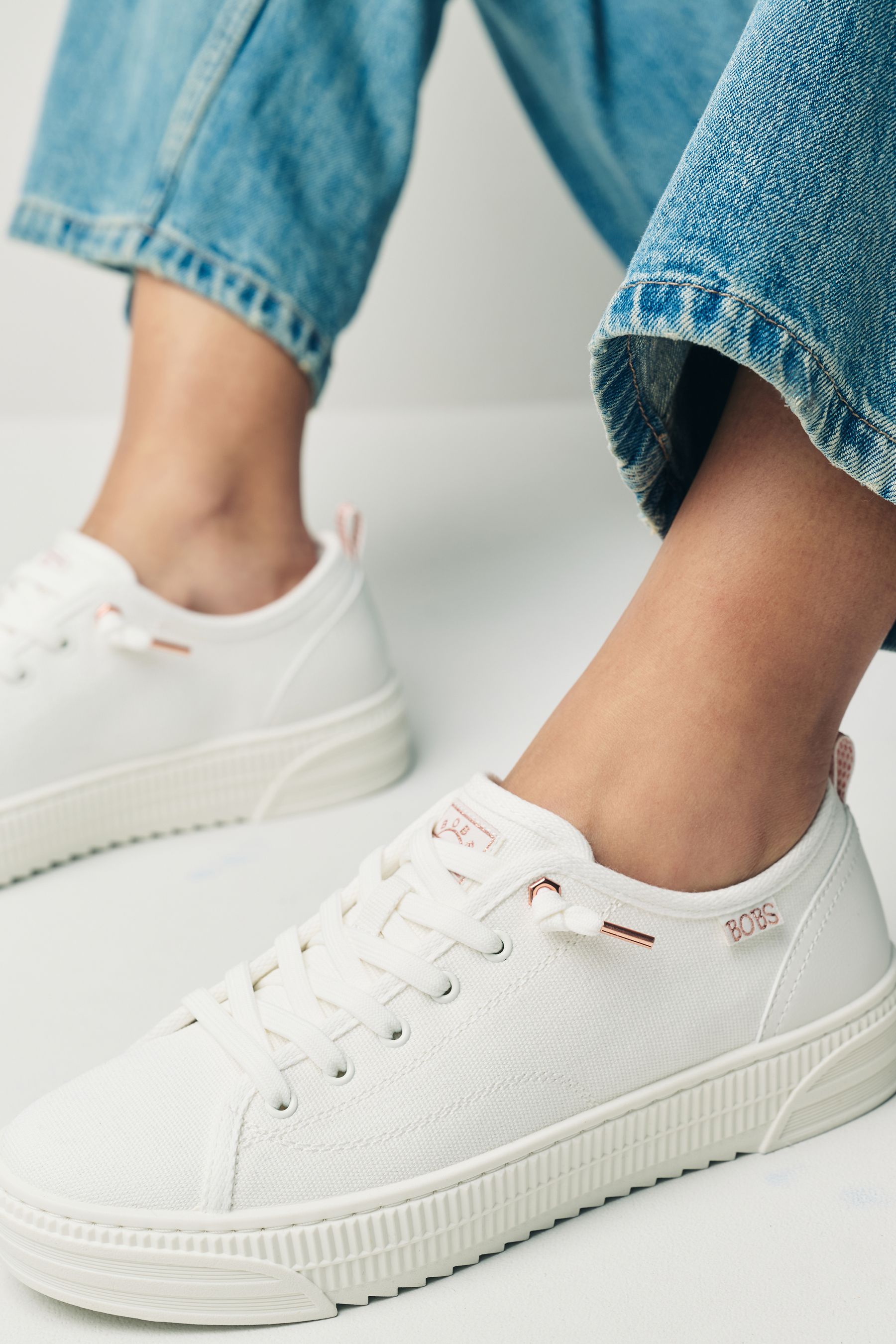 Cream skechers 2025
