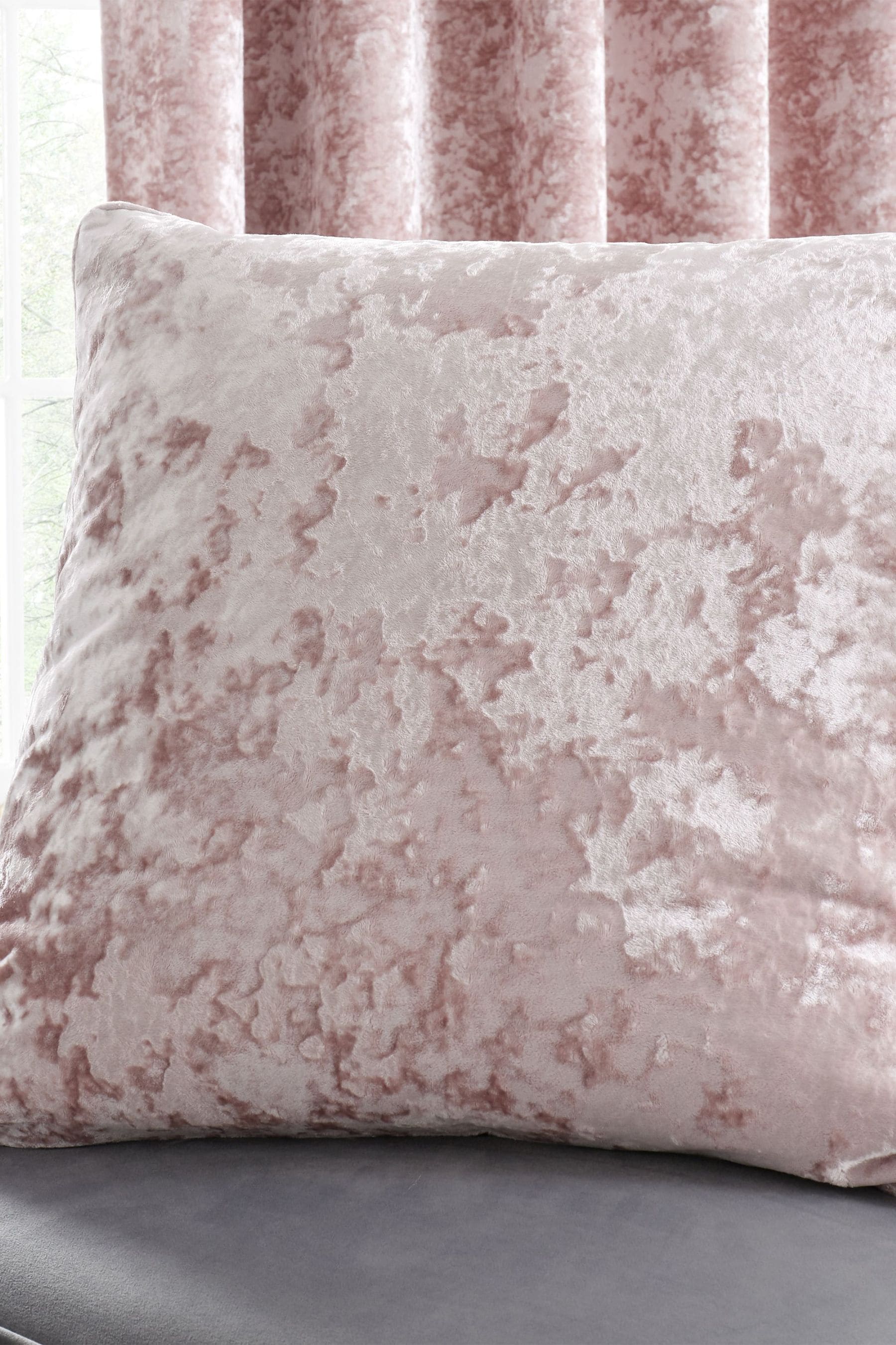 Pink crushed velvet pillow 2025