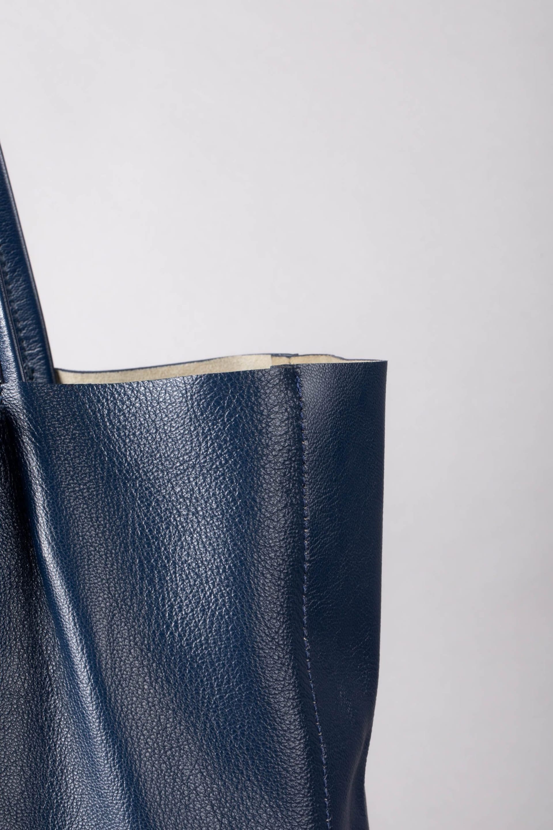 Lakeland Leather Blue Tarn Leather Bucket Bag - Image 4 of 8