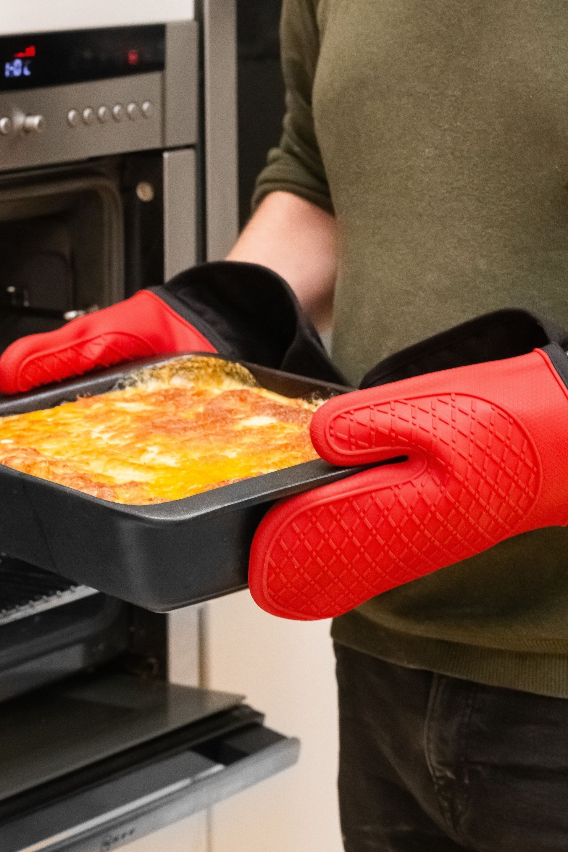 Masterclass Red Seamless Silicone Double Oven Glove - Image 2 of 3