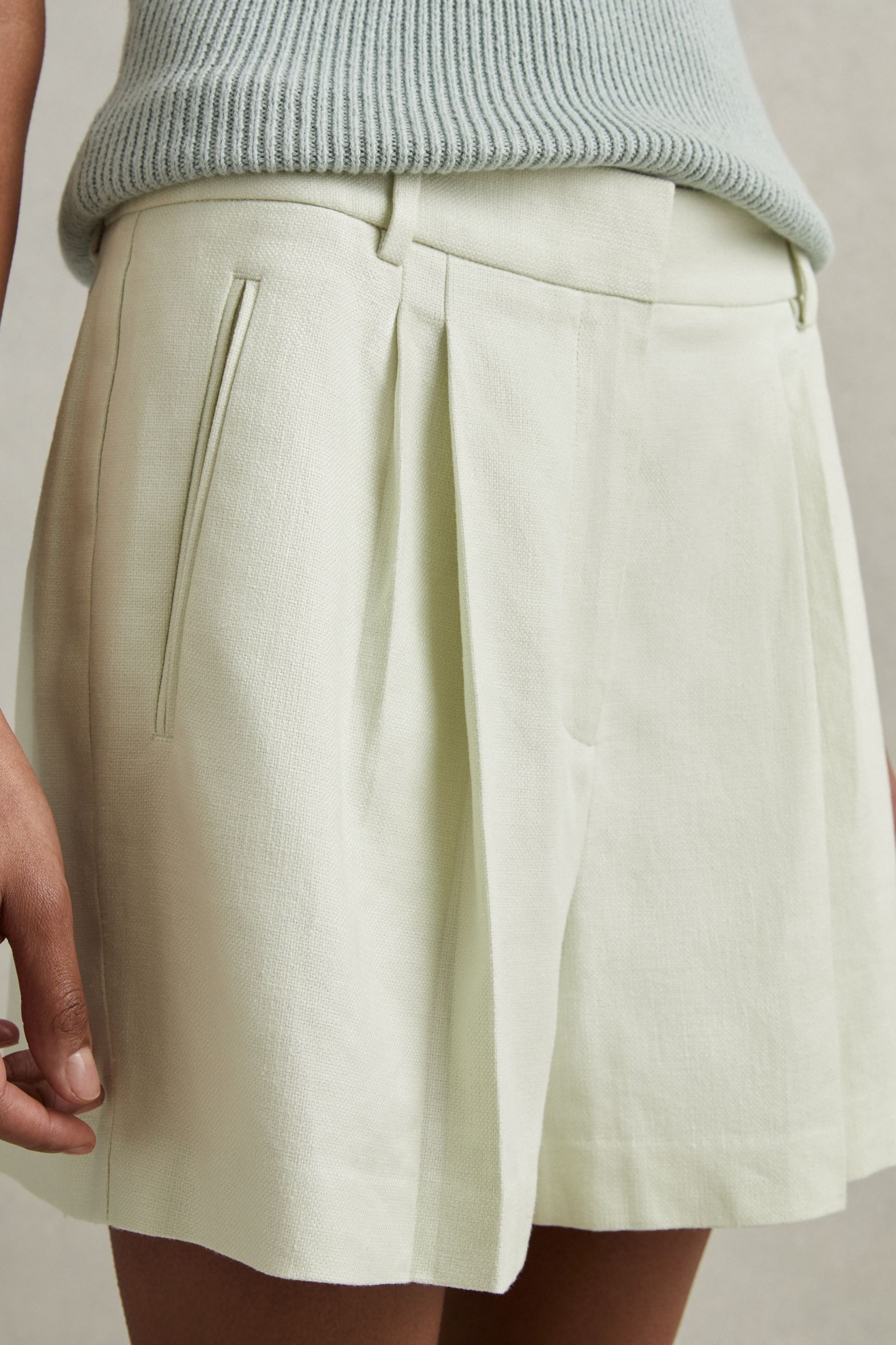 Reiss Mint Dianna Front Pleat Linen Blend Suit Shorts - Image 4 of 6