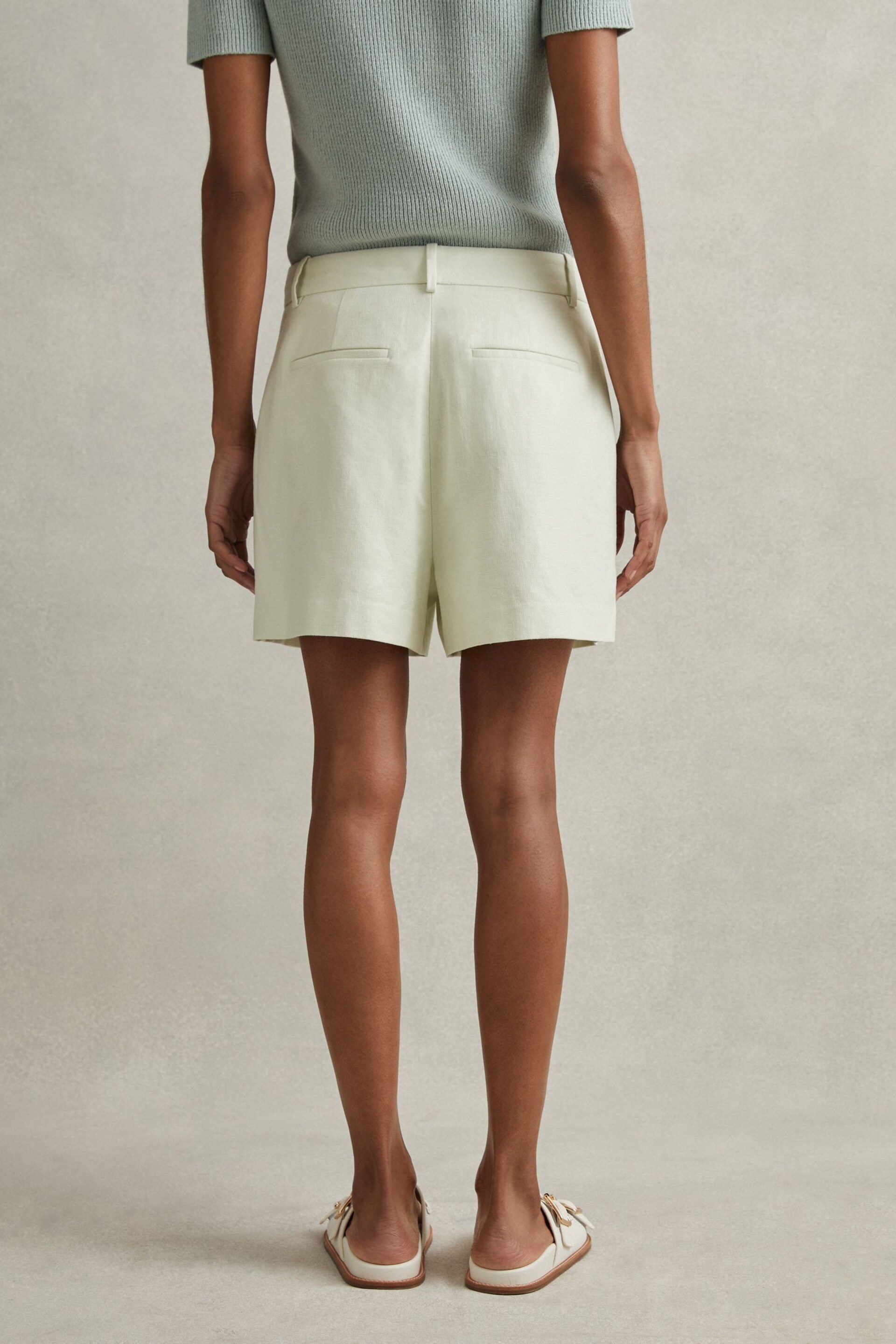 Reiss Mint Dianna Front Pleat Linen Blend Suit Shorts - Image 5 of 6