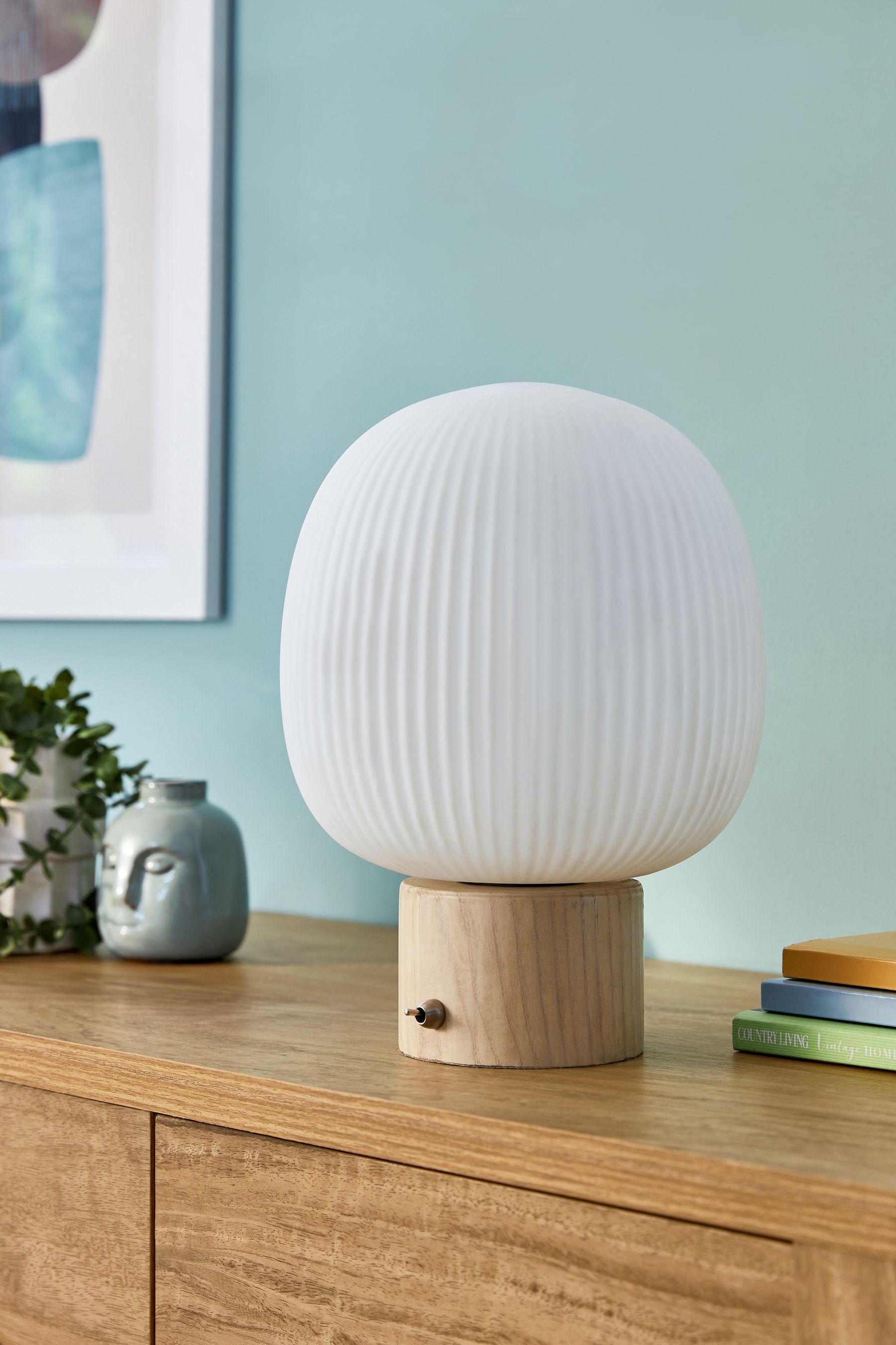 Rechargeable lamp outlet