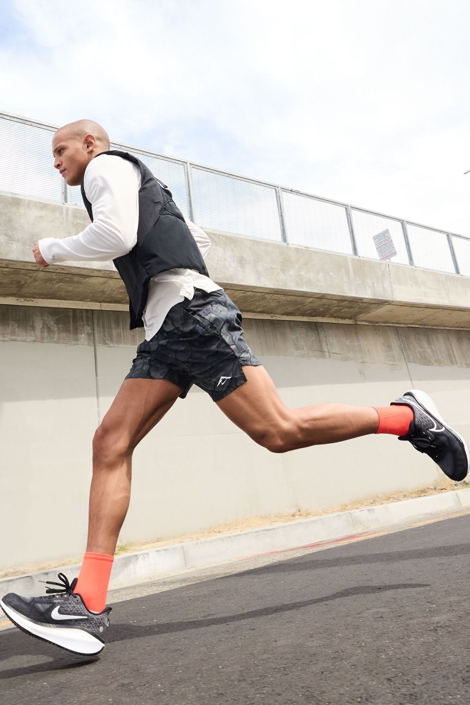 Nike Black/ White Vomero 17 Road Running Trainers - Image 12 of 13