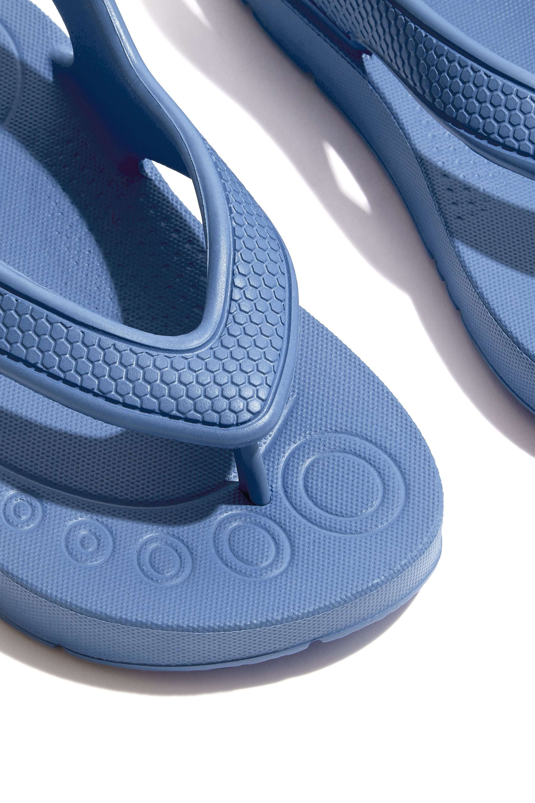 Children's flip flops with back strap clearance
