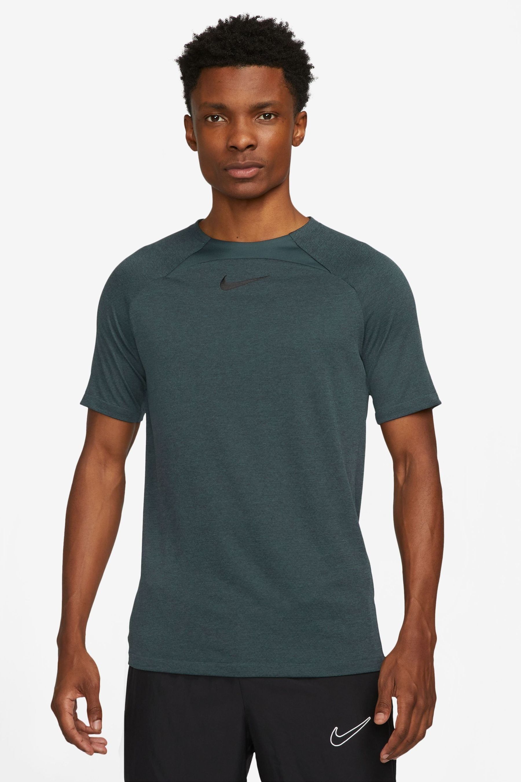 Olive green sales nike dri fit
