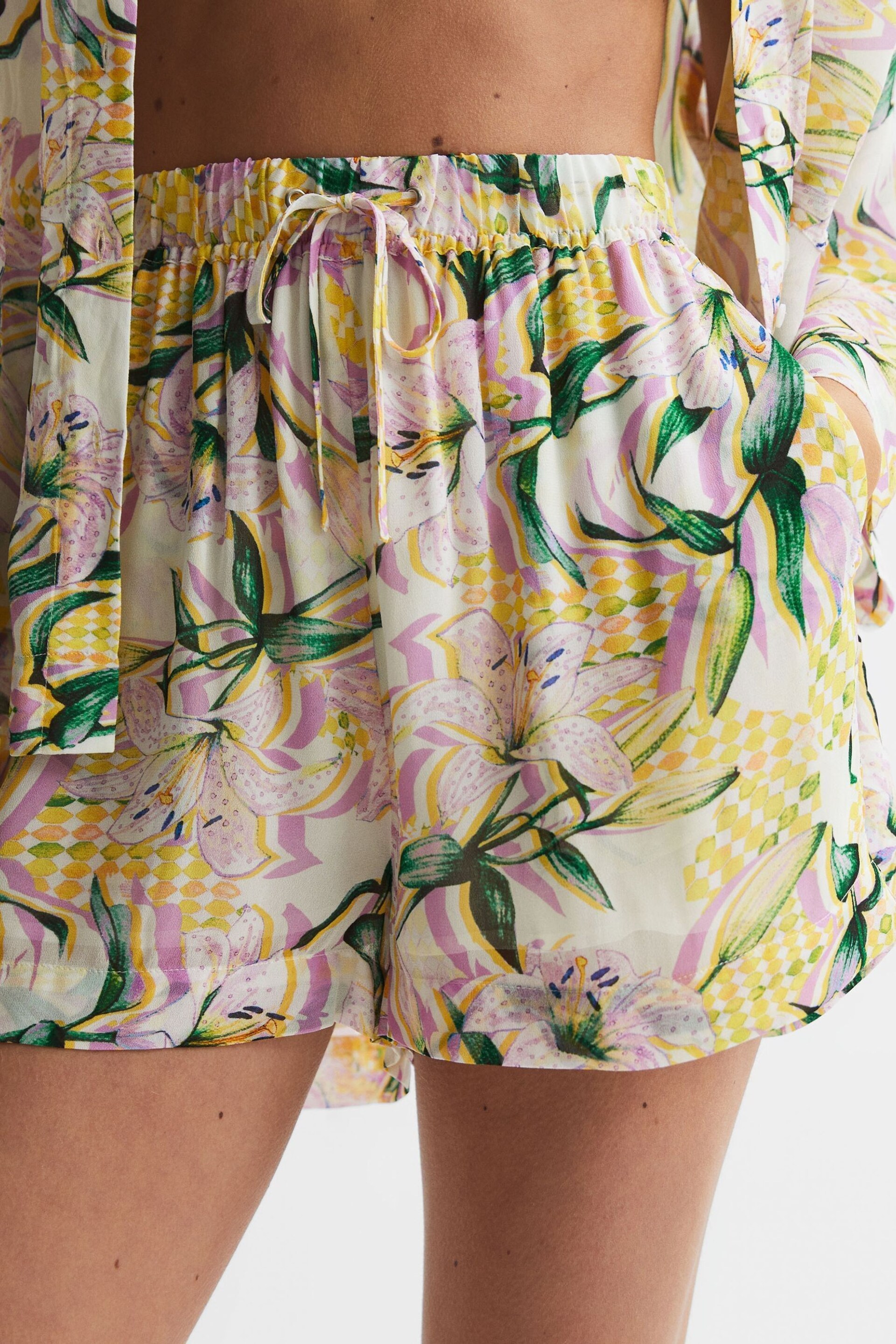 Reiss Yellow Print Anja Floral Print Drawstring Shorts - Image 3 of 4