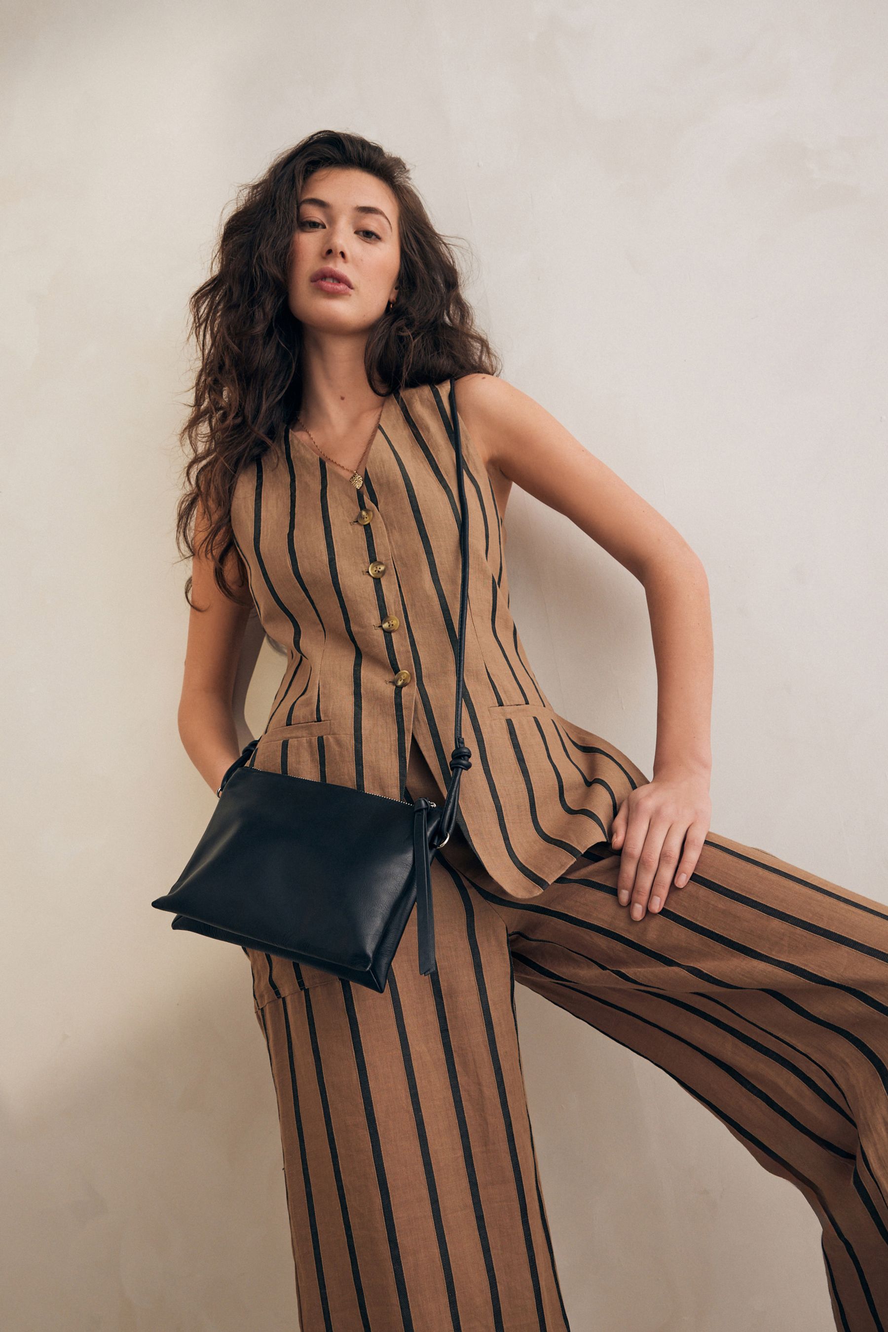 Black leather crossbody bag canada on sale
