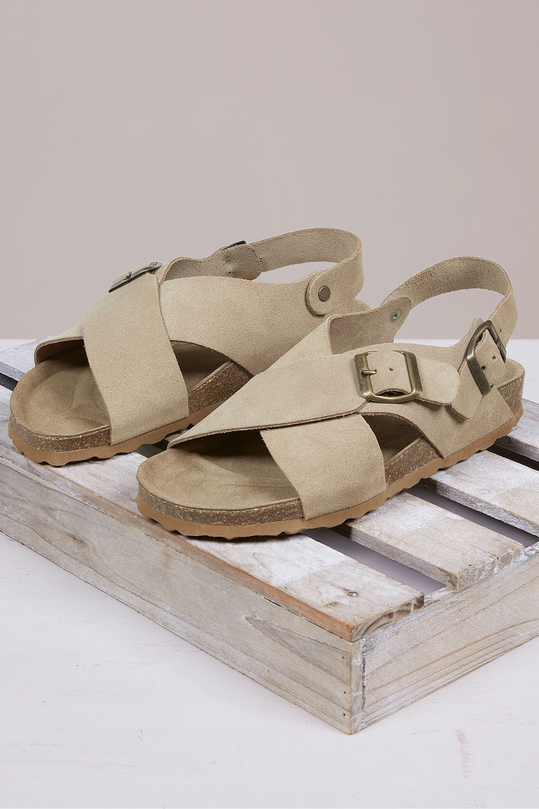 Casual brass buckle low heel sandals plus size back zipper sandals hotsell