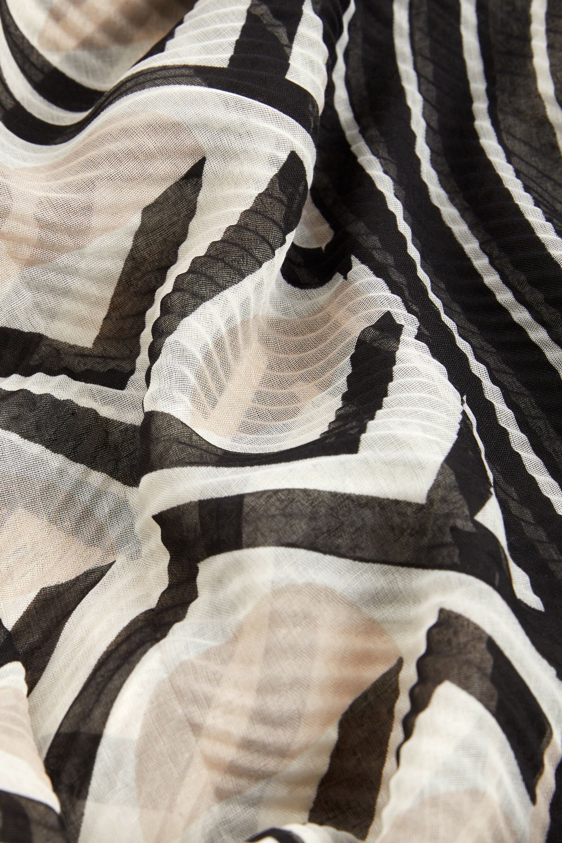 Black/White Geometric Print Plisse Lightweight Scarf - Image 4 of 5