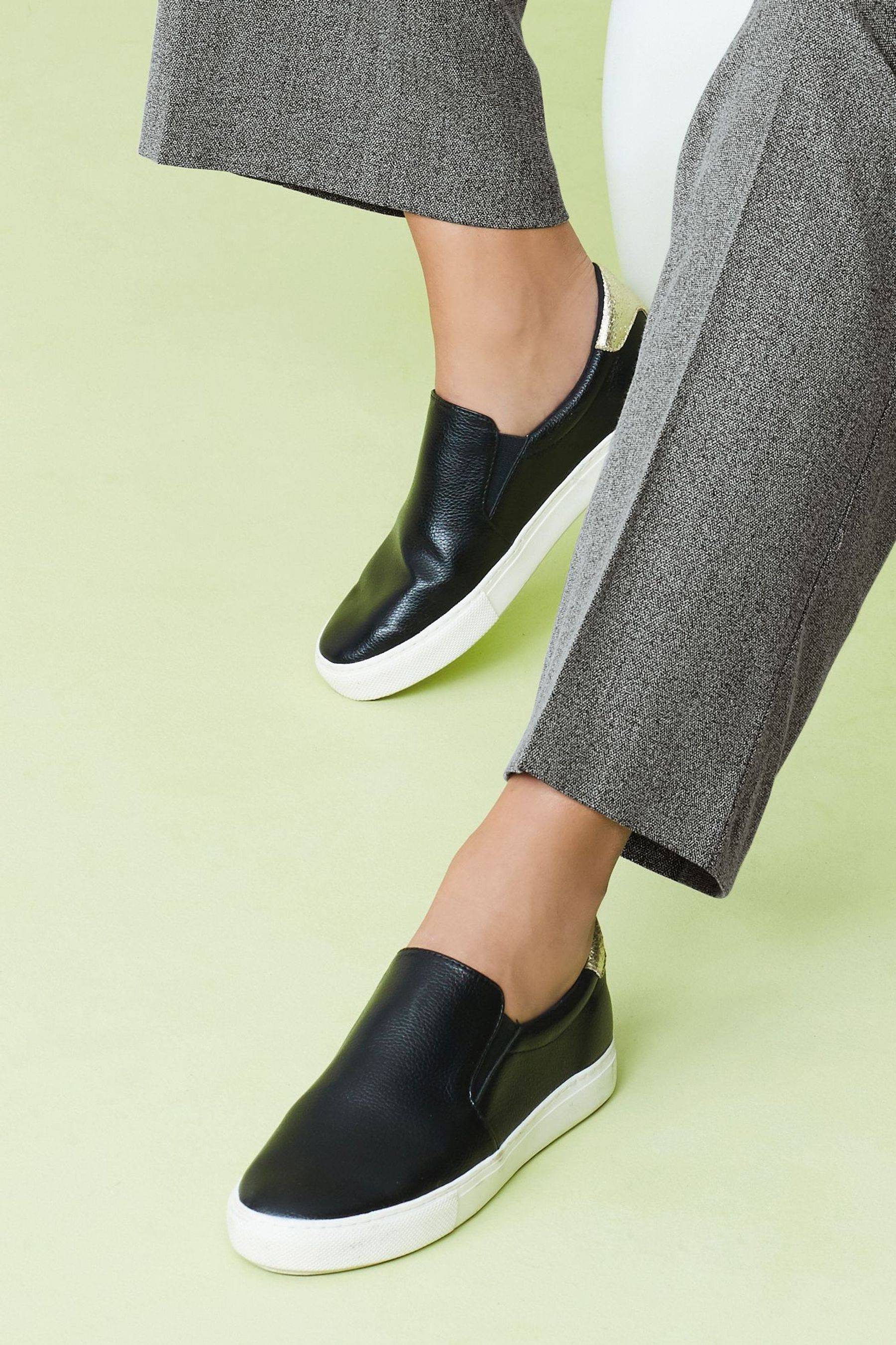 Comfy shop black trainers