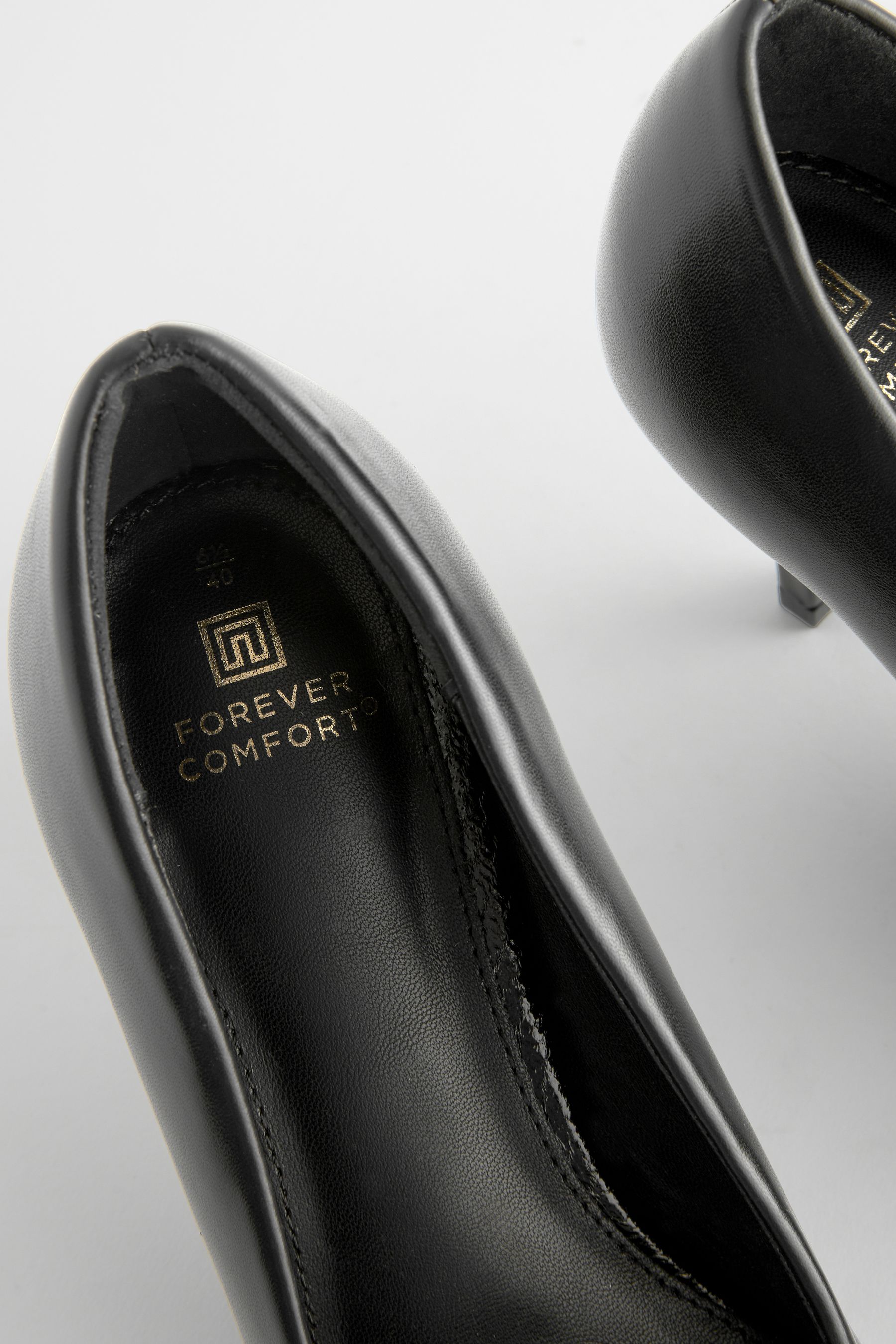 Closed court shoes shop