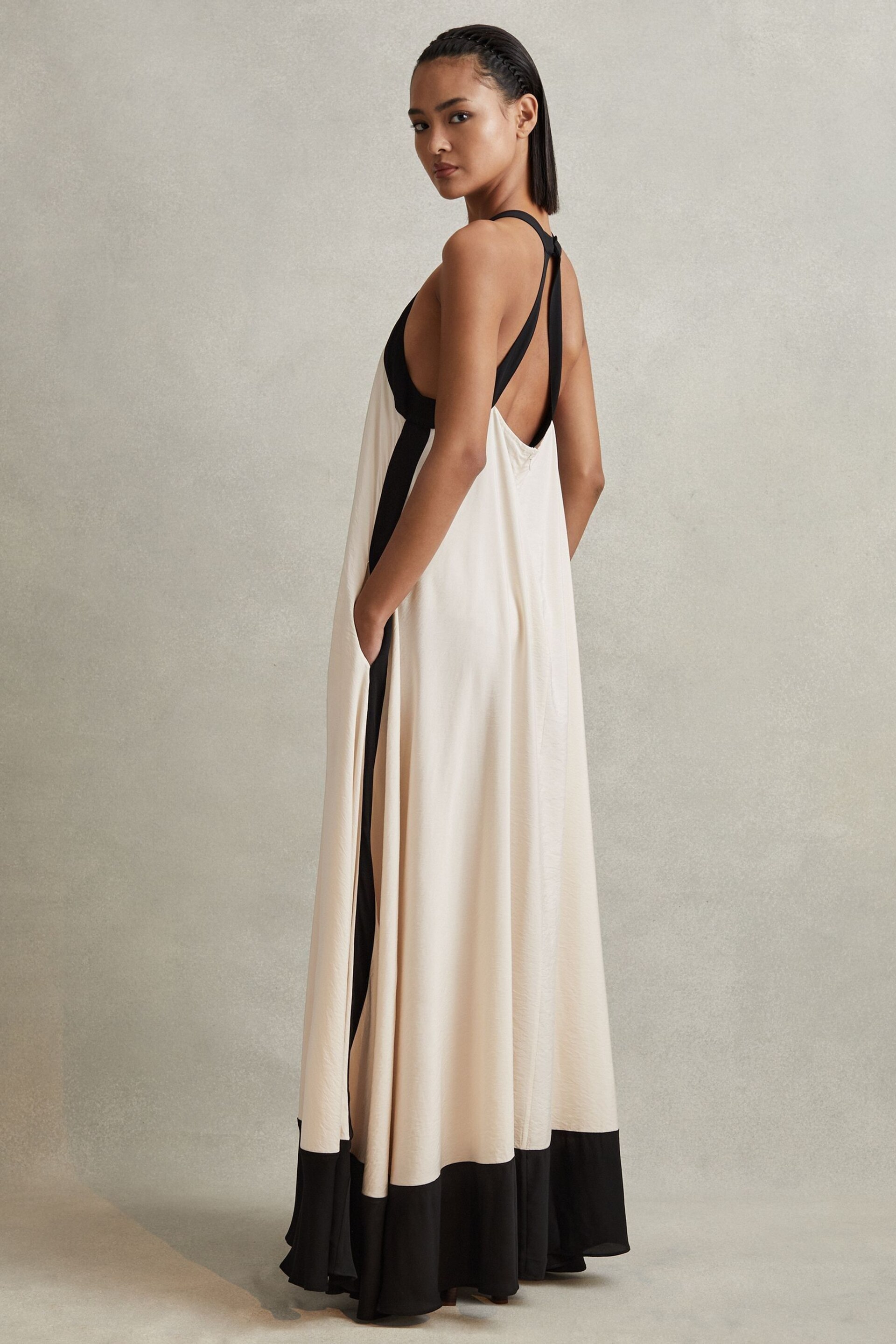 Reiss Neutral/Black Aubree Relaxed Colourblock Maxi Dress - Image 4 of 6