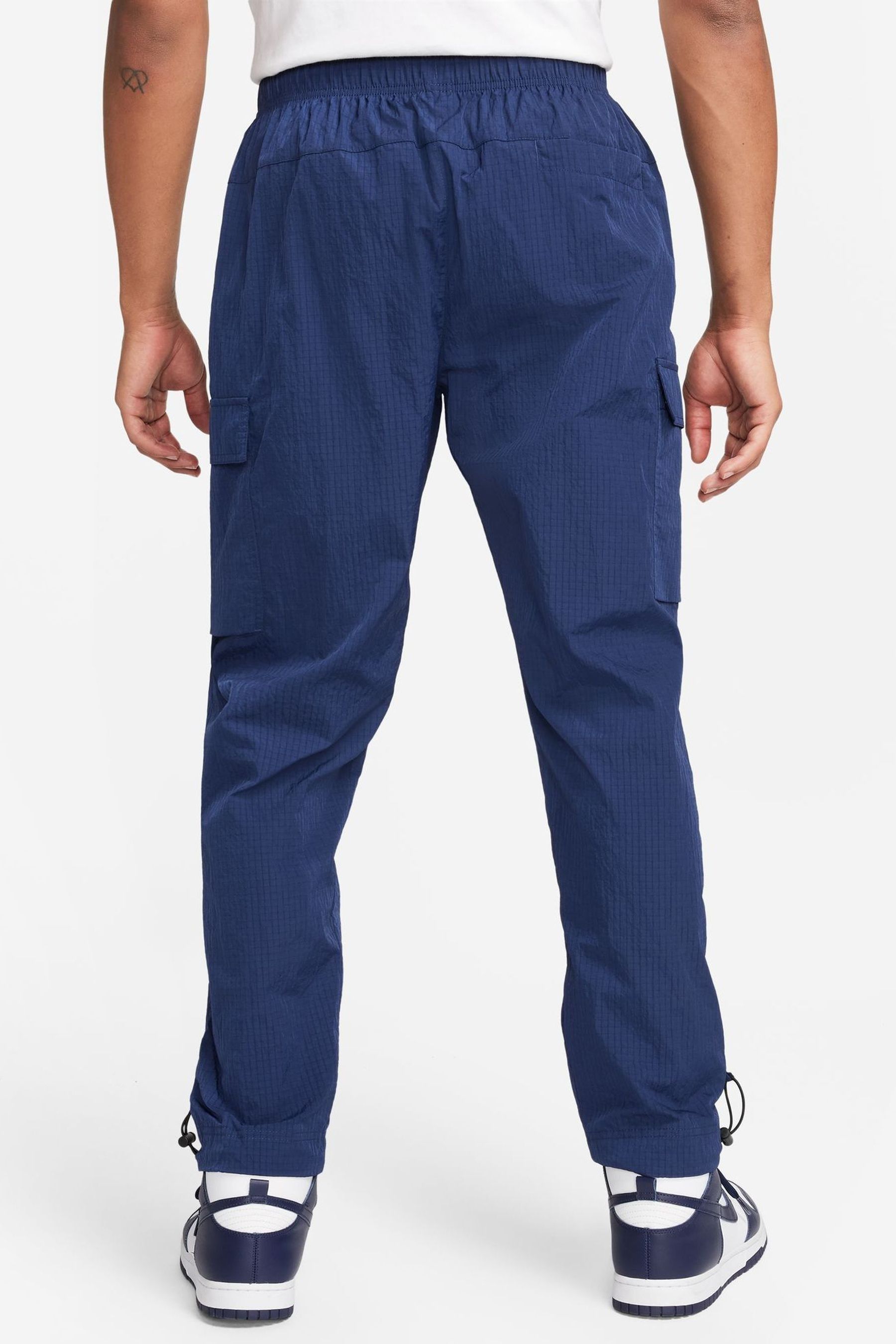 Nike club essentials woven on sale cargo joggers in navy
