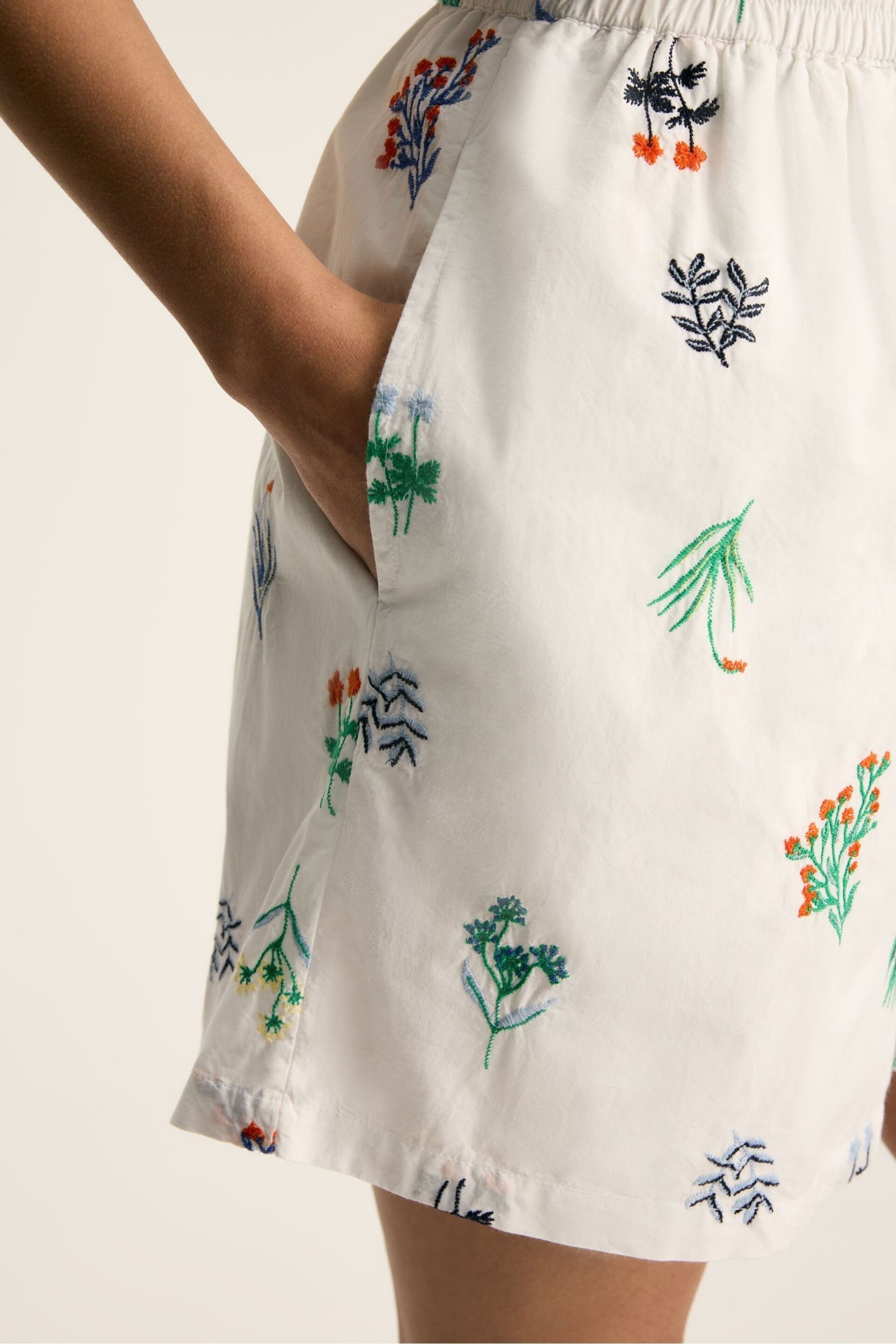 Joules Iris White Ground Embroidered Shorts - Image 7 of 7