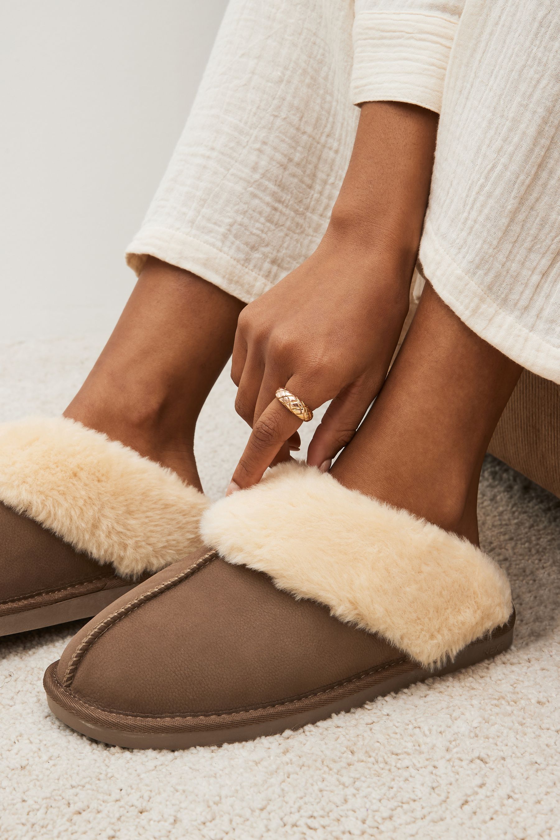 Minnetonka chesney hotsell suede mule slipper