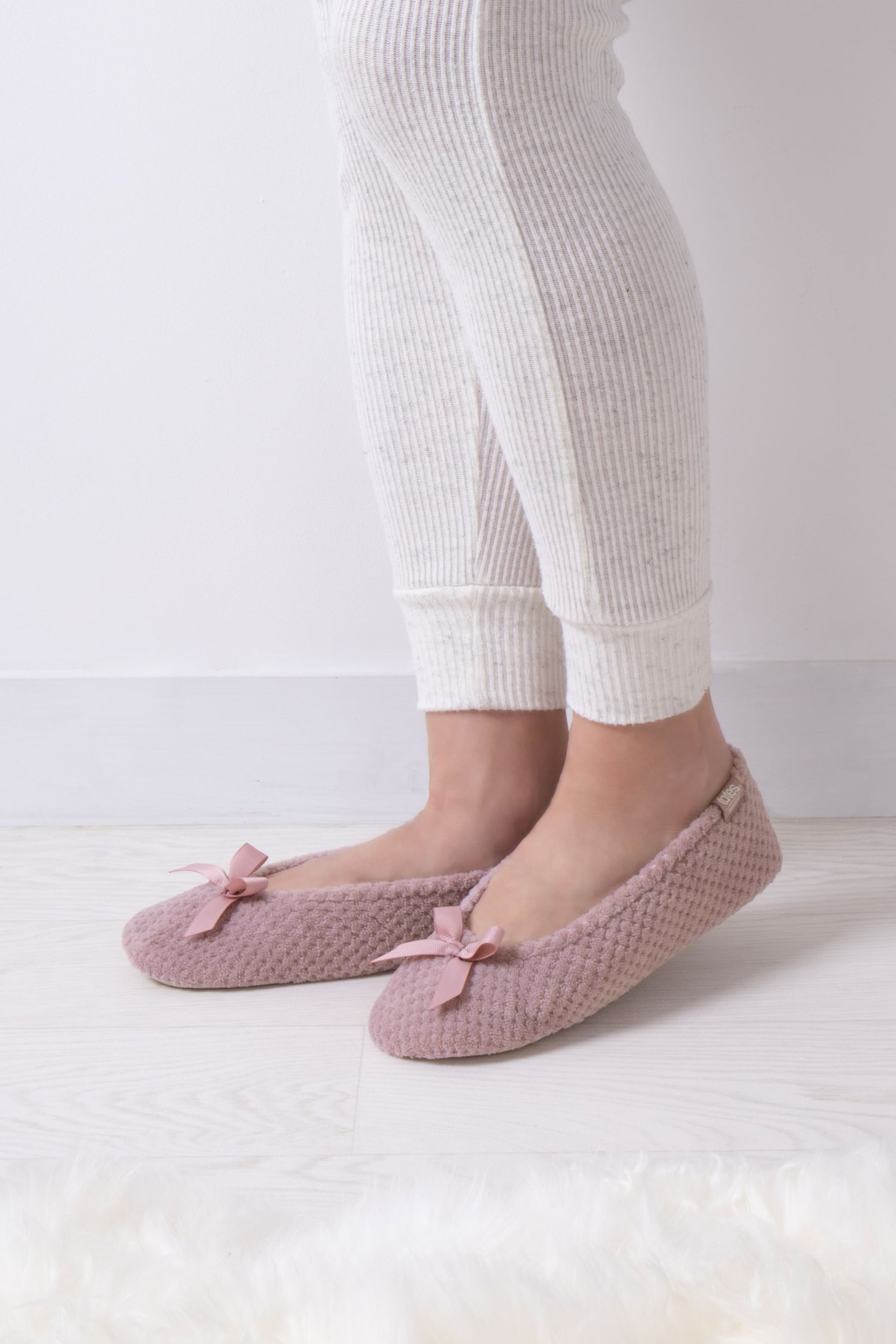 Totes Pink Isotoner Popcorn Slippers - Image 5 of 5