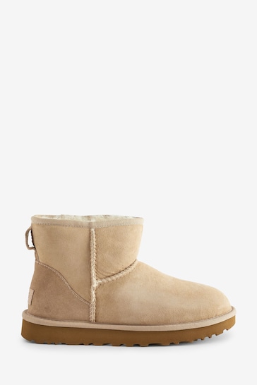 Heres a closer look at the Ugg Bailey Button II Boots