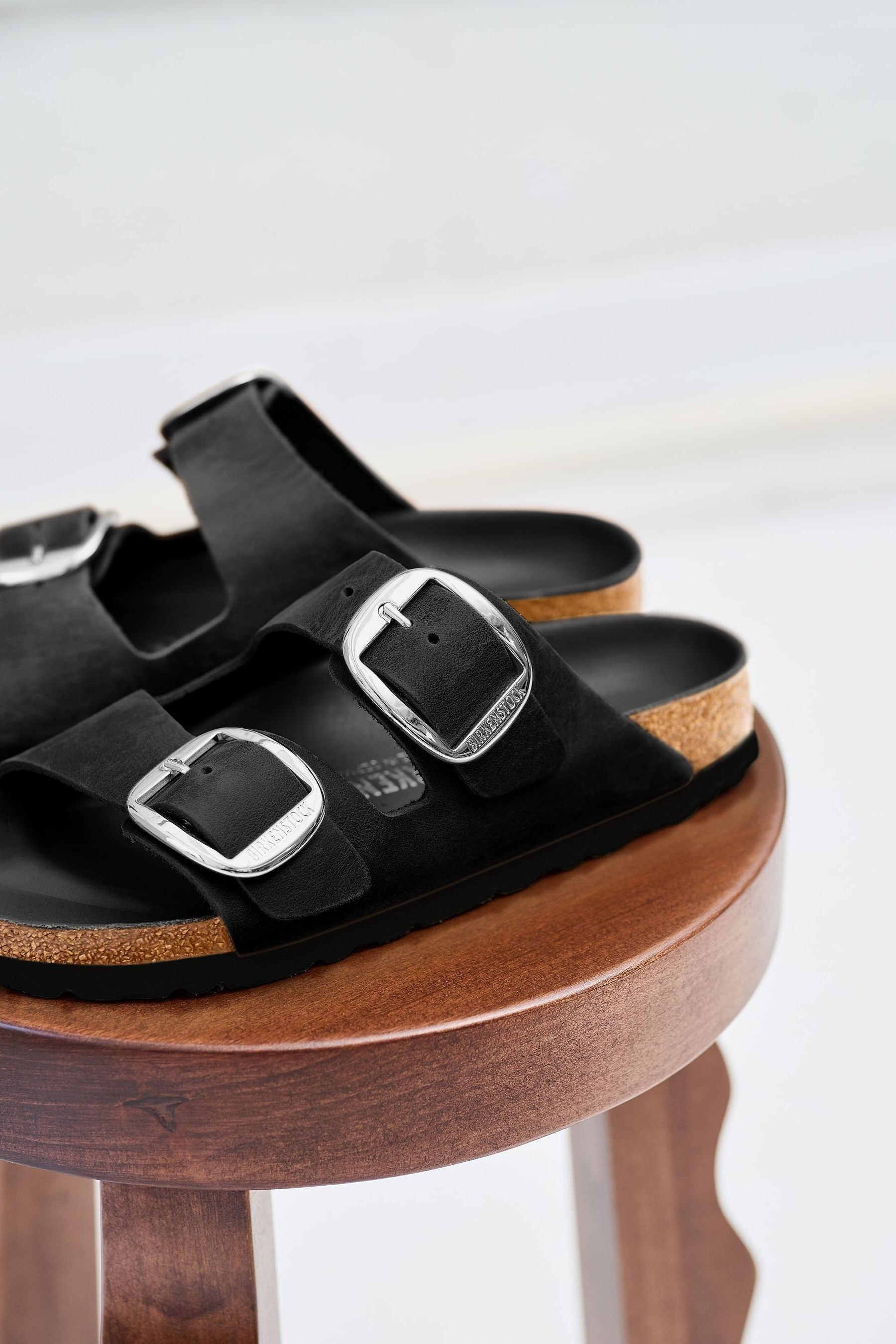Kaufe Sie Birkenstock Arizona Oiled Leather Big Buckle Sandals bei Next Deutschland
