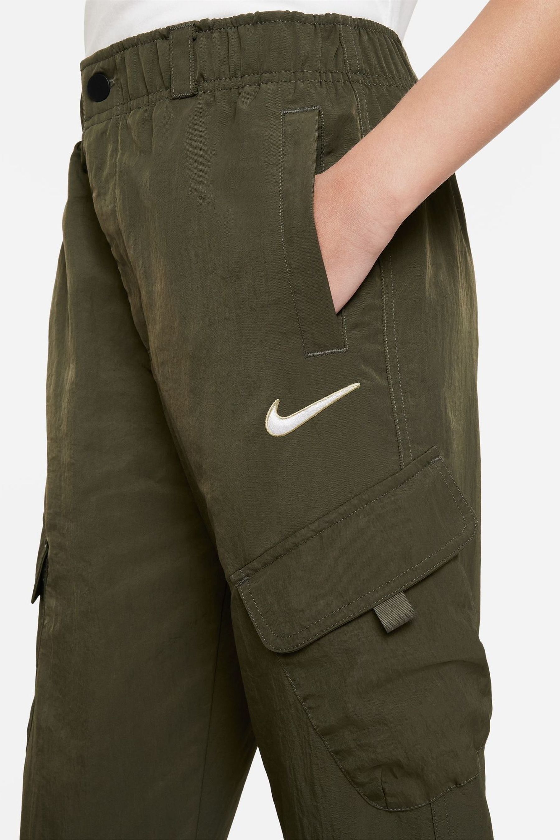Nike woven deals pants green