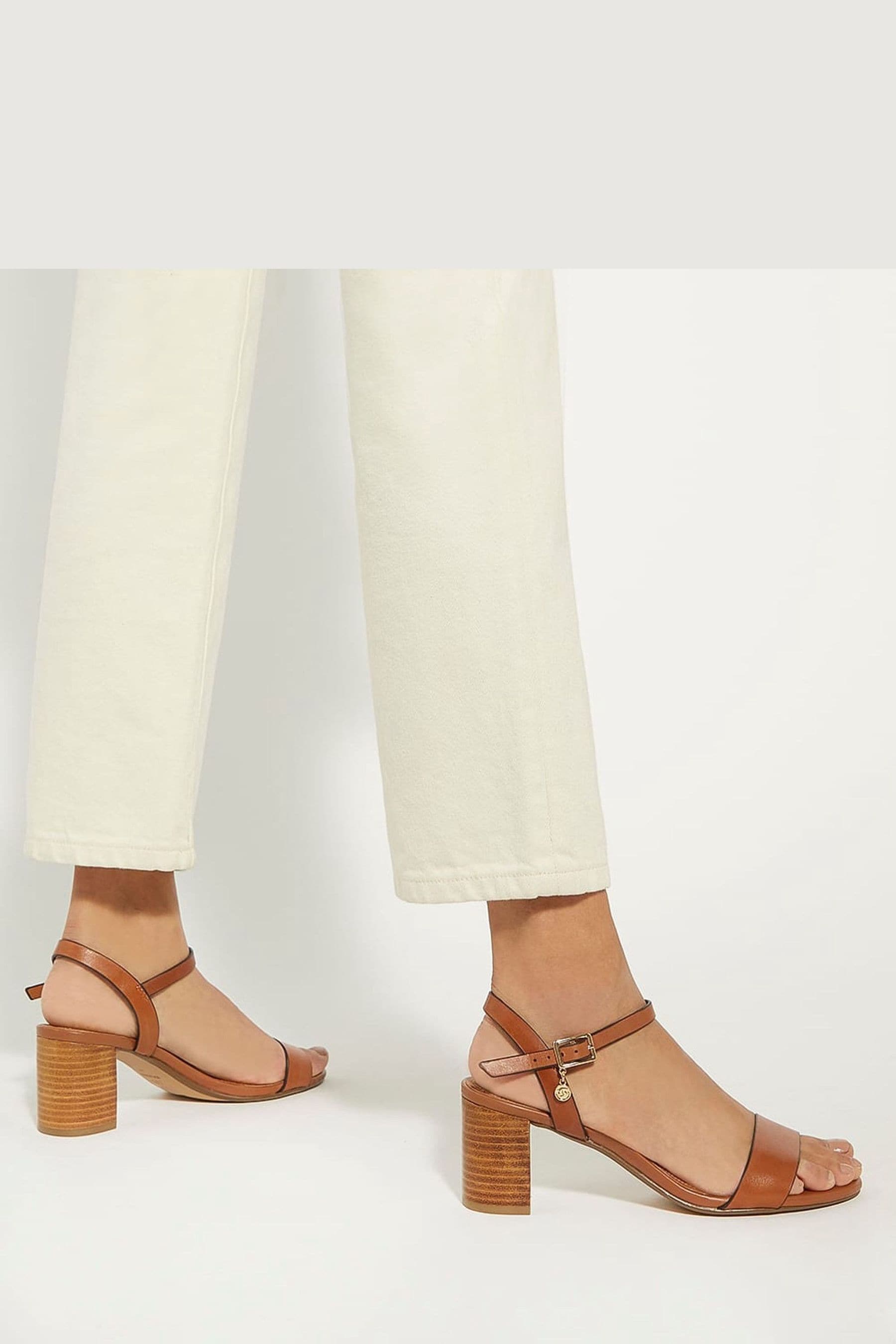 Wide width jelly sandals discount