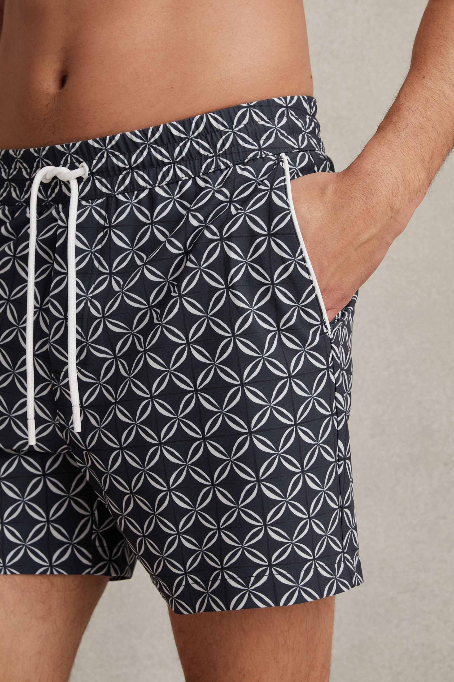 Reiss Navy/White Fraser Geometric Print Drawstring Swim Shorts - Image 4 of 6